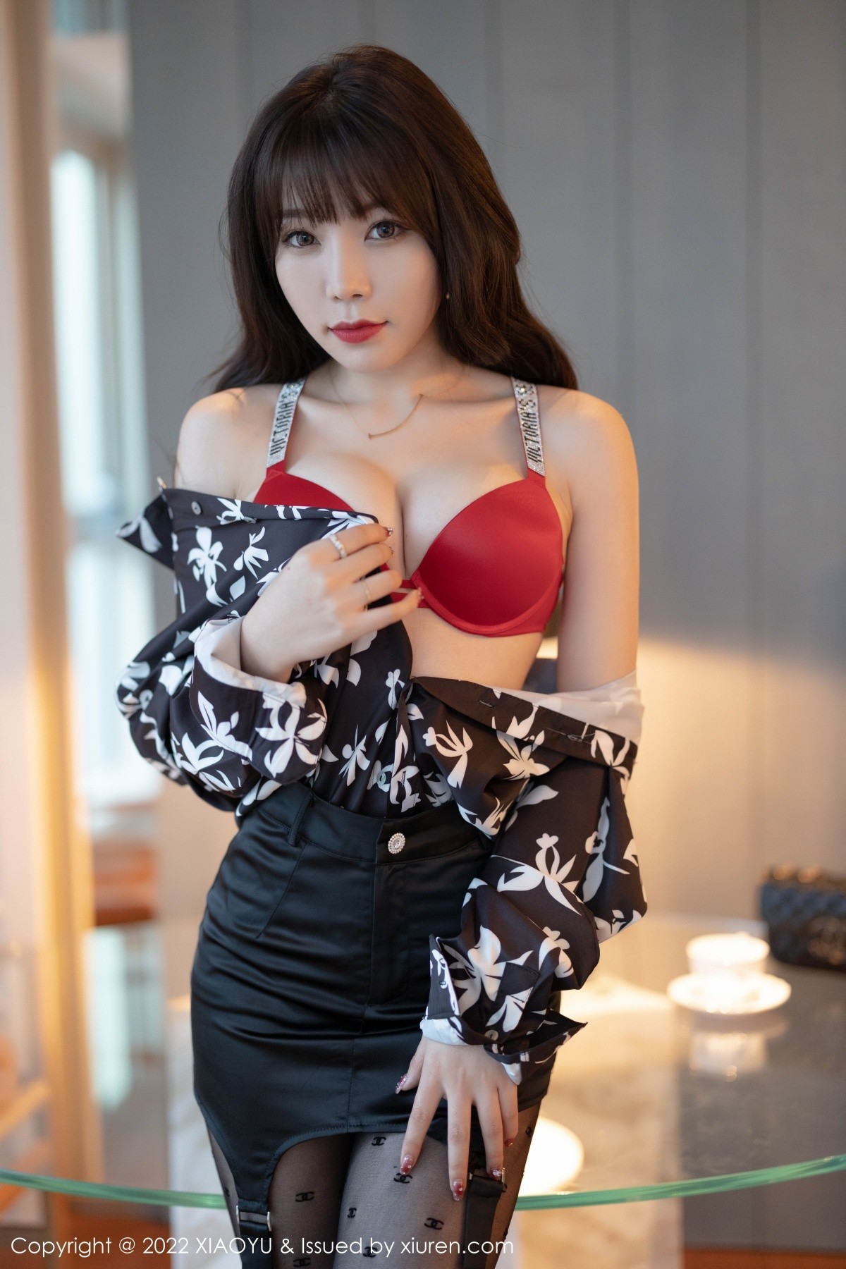 Jpxgyw.com_[XiaoYu画语界]Vol.693_女神芝芝Booty花纹衬衣配黑短裙半脱露黑丝裤袜秀翘臀诱惑写真86P