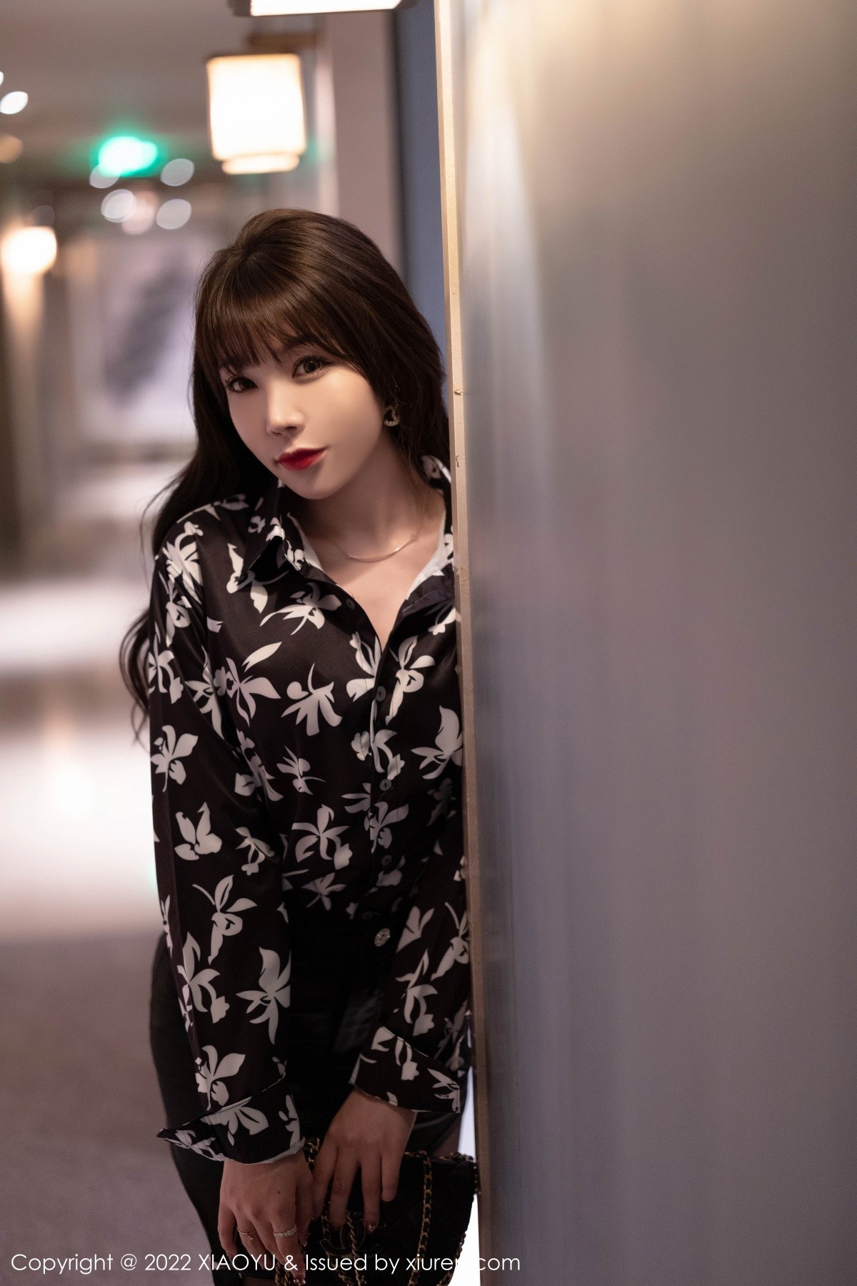 Jpxgyw.com_[XiaoYu画语界]Vol.693_女神芝芝Booty花纹衬衣配黑短裙半脱露黑丝裤袜秀翘臀诱惑写真86P