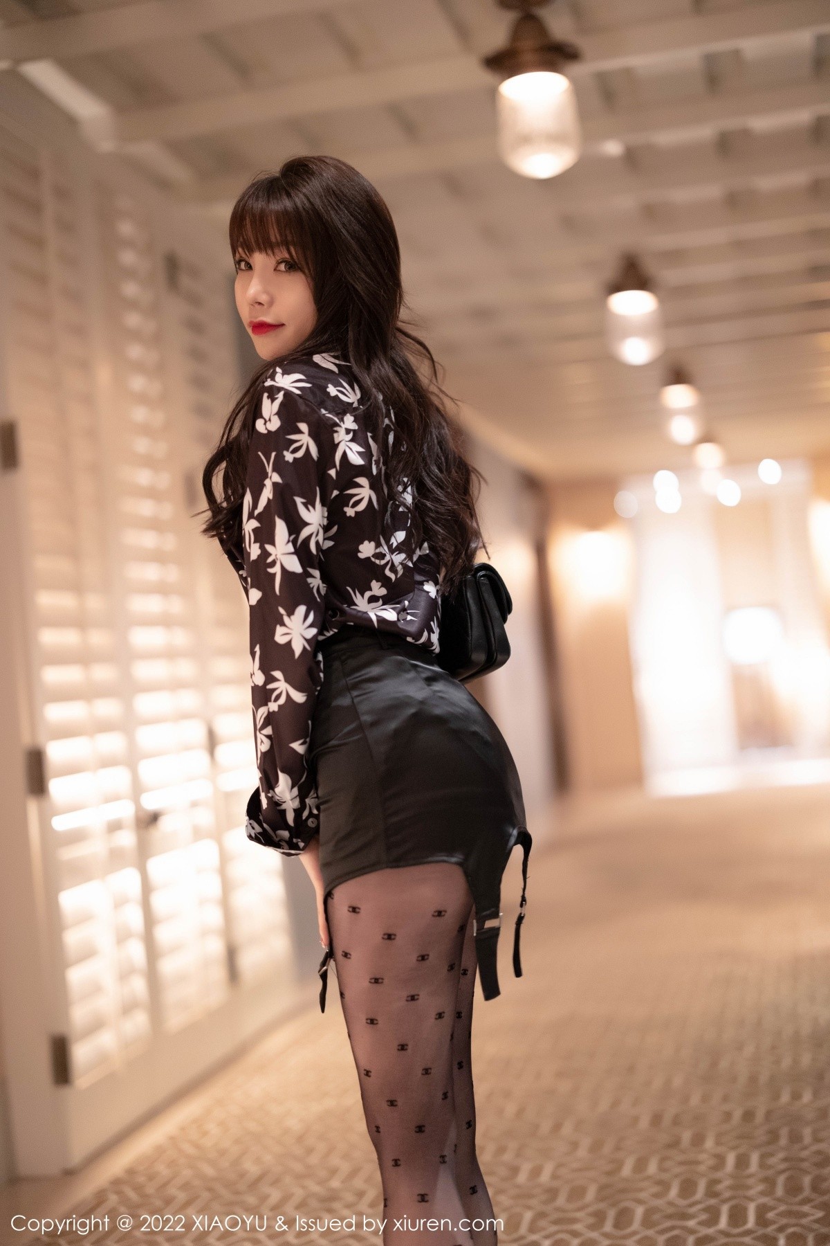 Jpxgyw.com_[XiaoYu画语界]Vol.693_女神芝芝Booty花纹衬衣配黑短裙半脱露黑丝裤袜秀翘臀诱惑写真86P