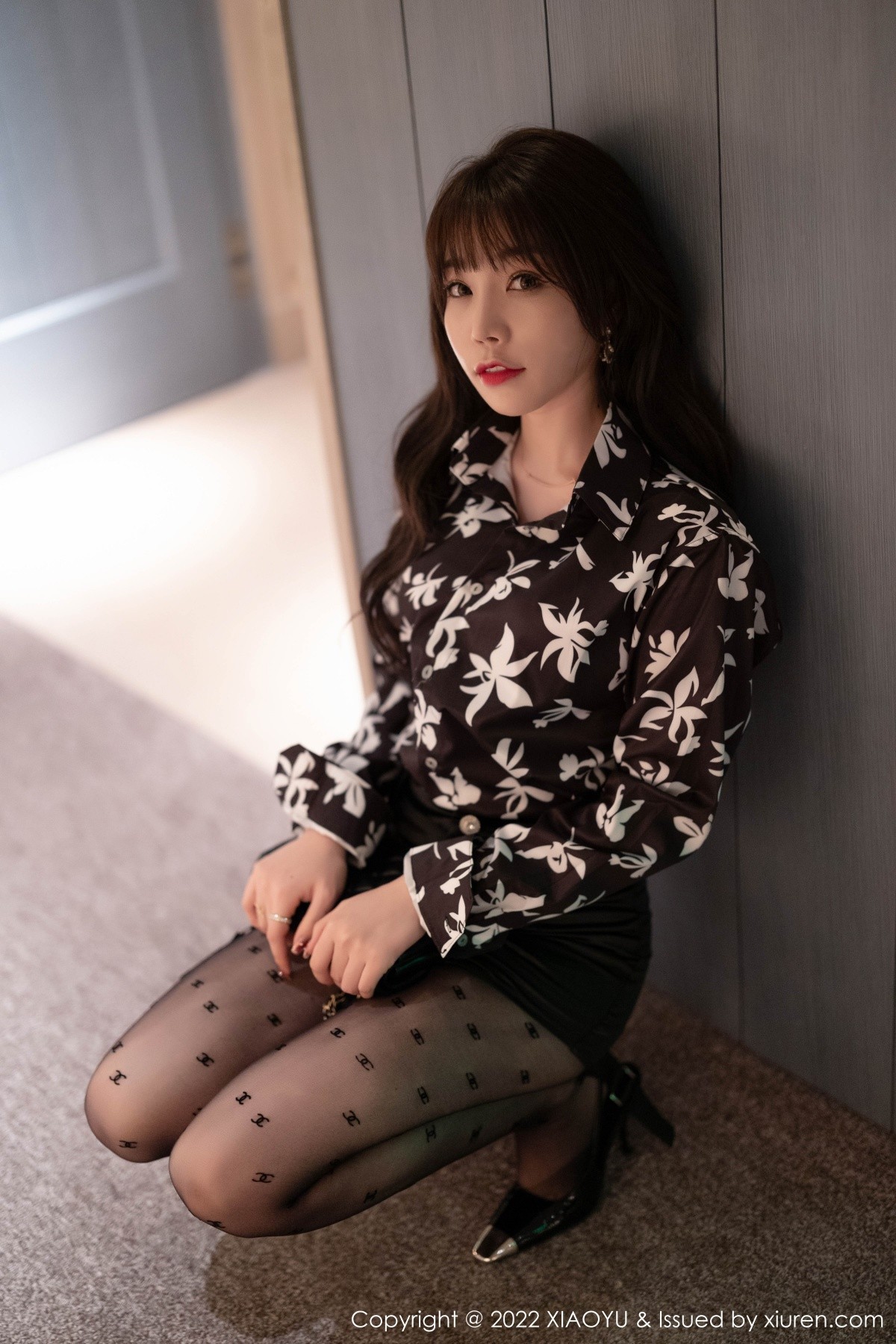 Jpxgyw.com_[XiaoYu画语界]Vol.693_女神芝芝Booty花纹衬衣配黑短裙半脱露黑丝裤袜秀翘臀诱惑写真86P
