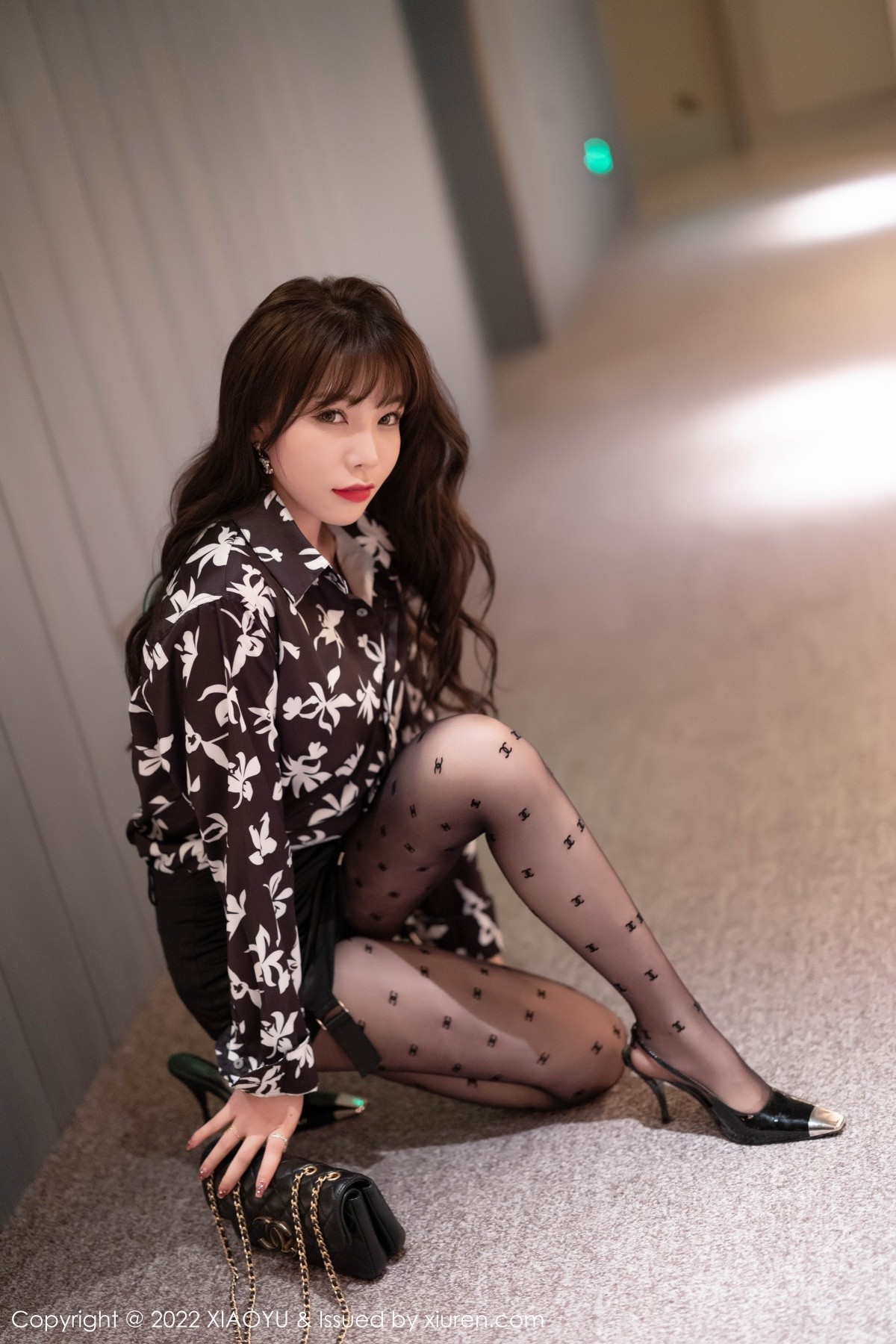 Jpxgyw.com_[XiaoYu画语界]Vol.693_女神芝芝Booty花纹衬衣配黑短裙半脱露黑丝裤袜秀翘臀诱惑写真86P