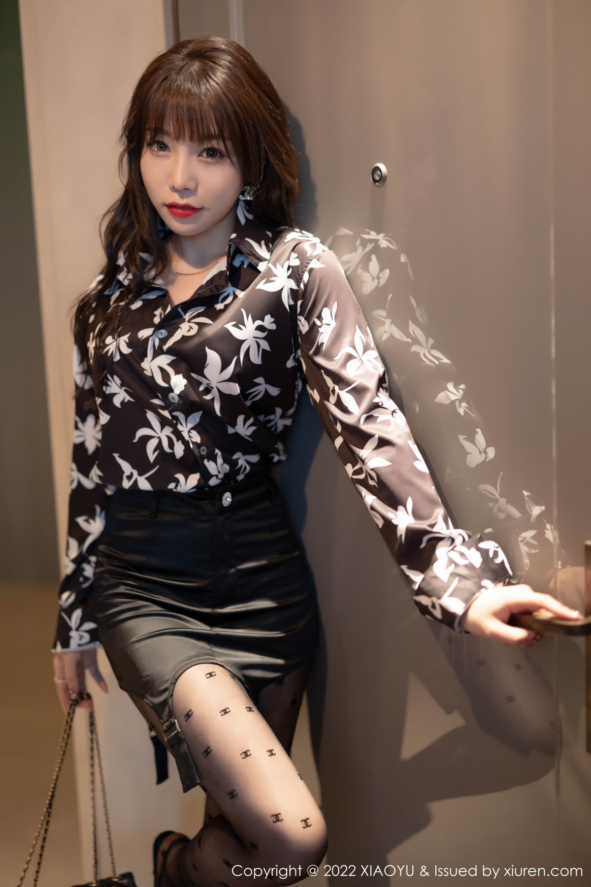 Jpxgyw.com_[XiaoYu画语界]Vol.693_女神芝芝Booty花纹衬衣配黑短裙半脱露黑丝裤袜秀翘臀诱惑写真86P