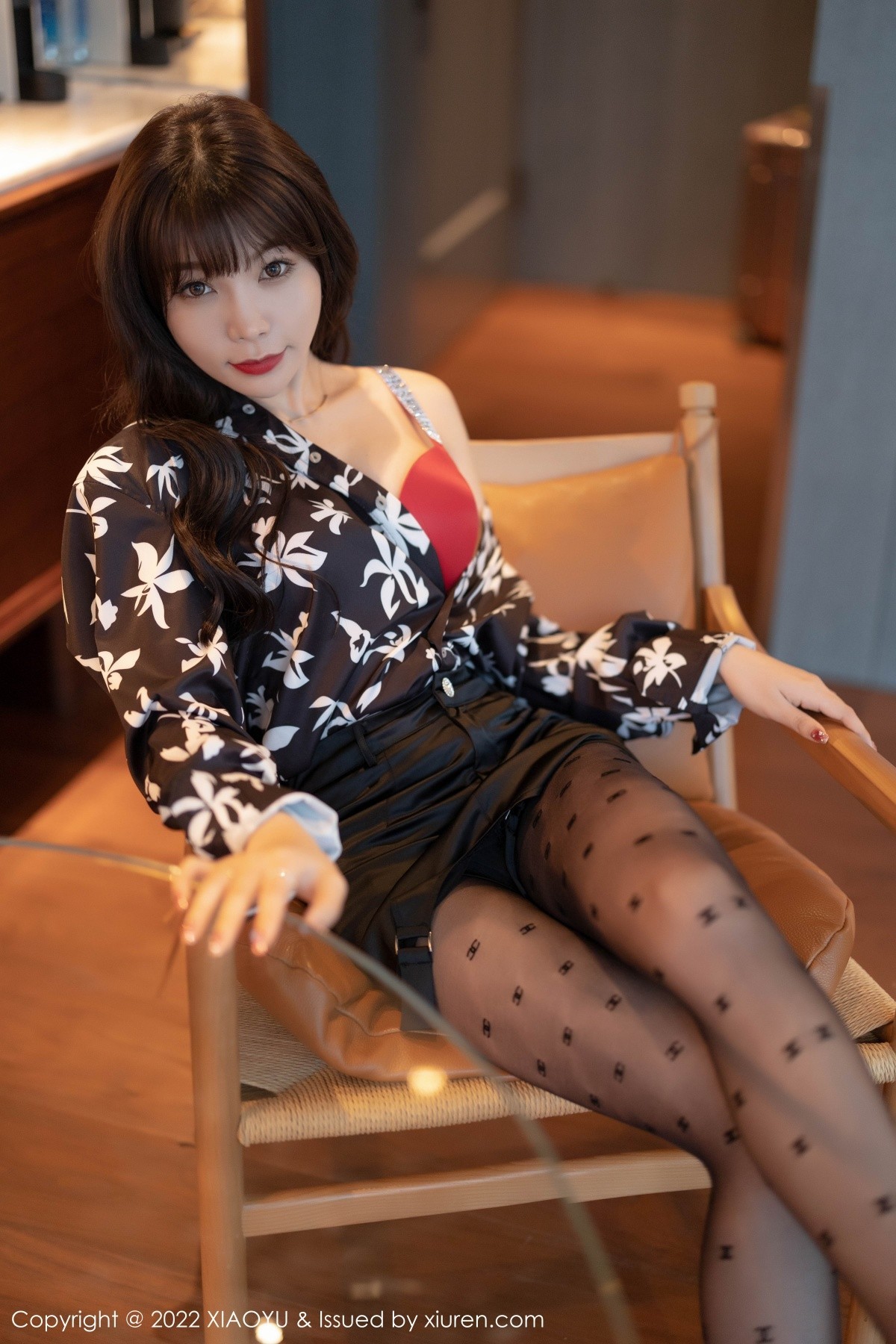 Jpxgyw.com_[XiaoYu画语界]Vol.693_女神芝芝Booty花纹衬衣配黑短裙半脱露黑丝裤袜秀翘臀诱惑写真86P