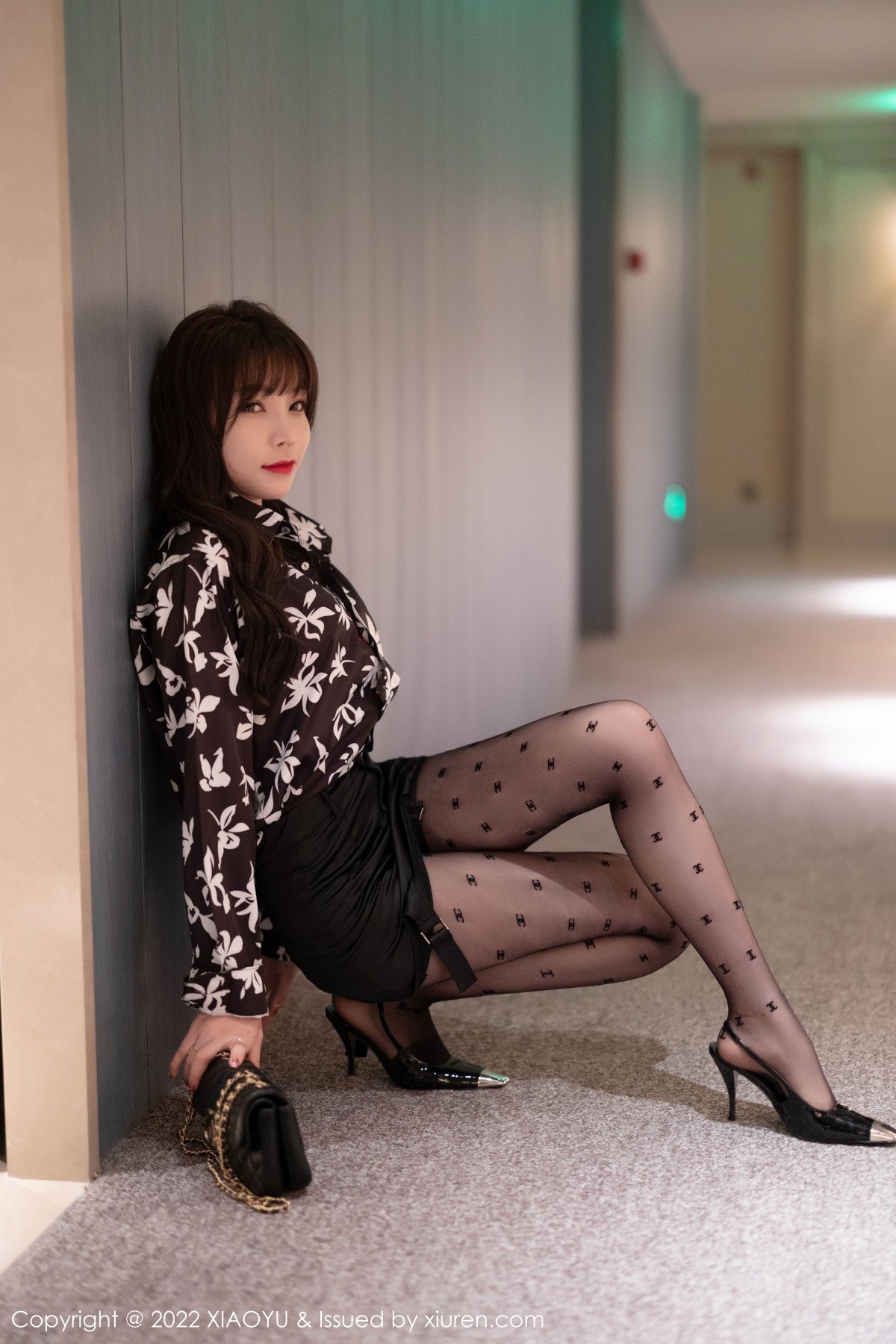 Jpxgyw.com_[XiaoYu画语界]Vol.693_女神芝芝Booty花纹衬衣配黑短裙半脱露黑丝裤袜秀翘臀诱惑写真86P