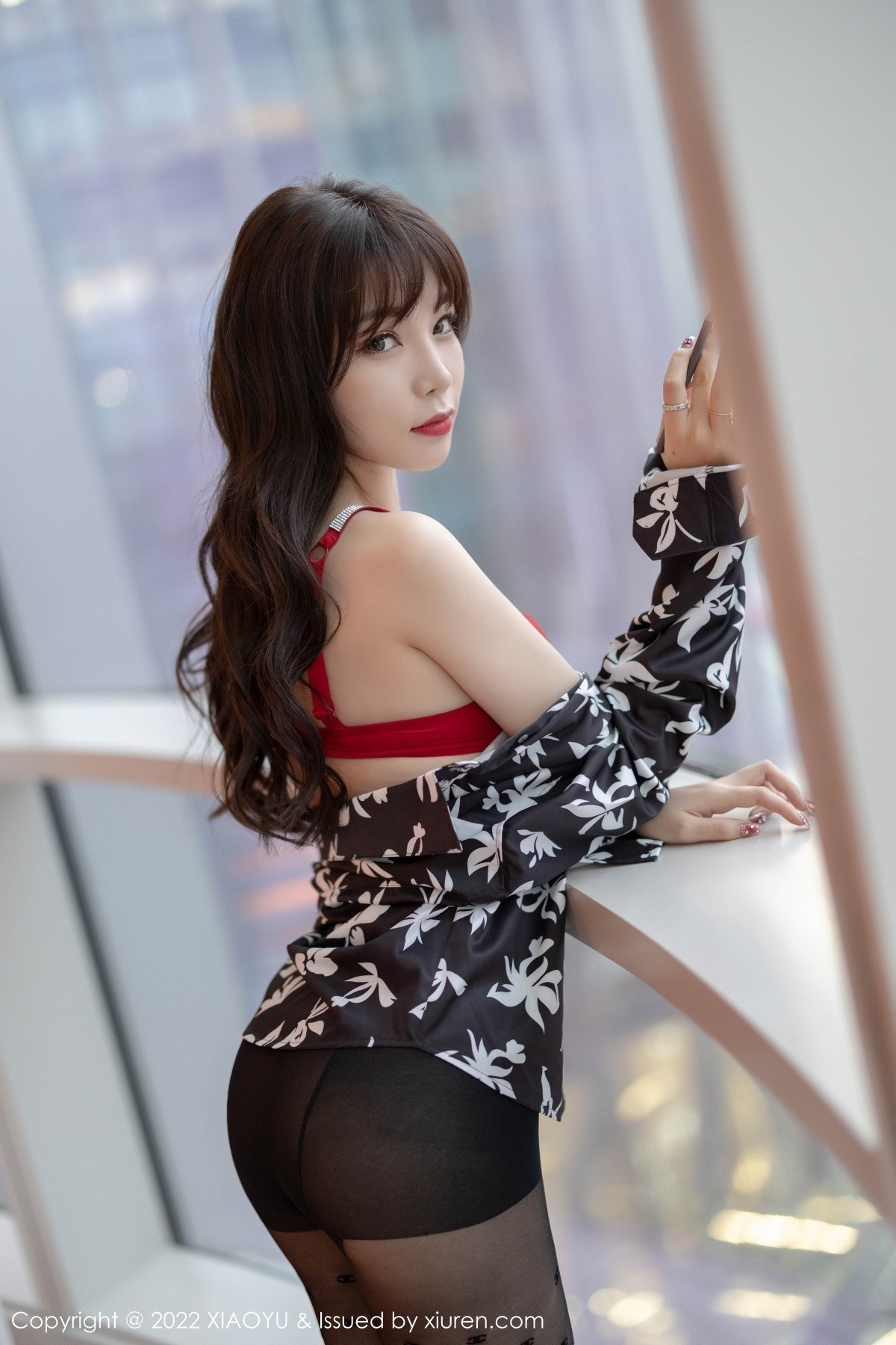 Jpxgyw.com_[XiaoYu画语界]Vol.693_女神芝芝Booty花纹衬衣配黑短裙半脱露黑丝裤袜秀翘臀诱惑写真86P