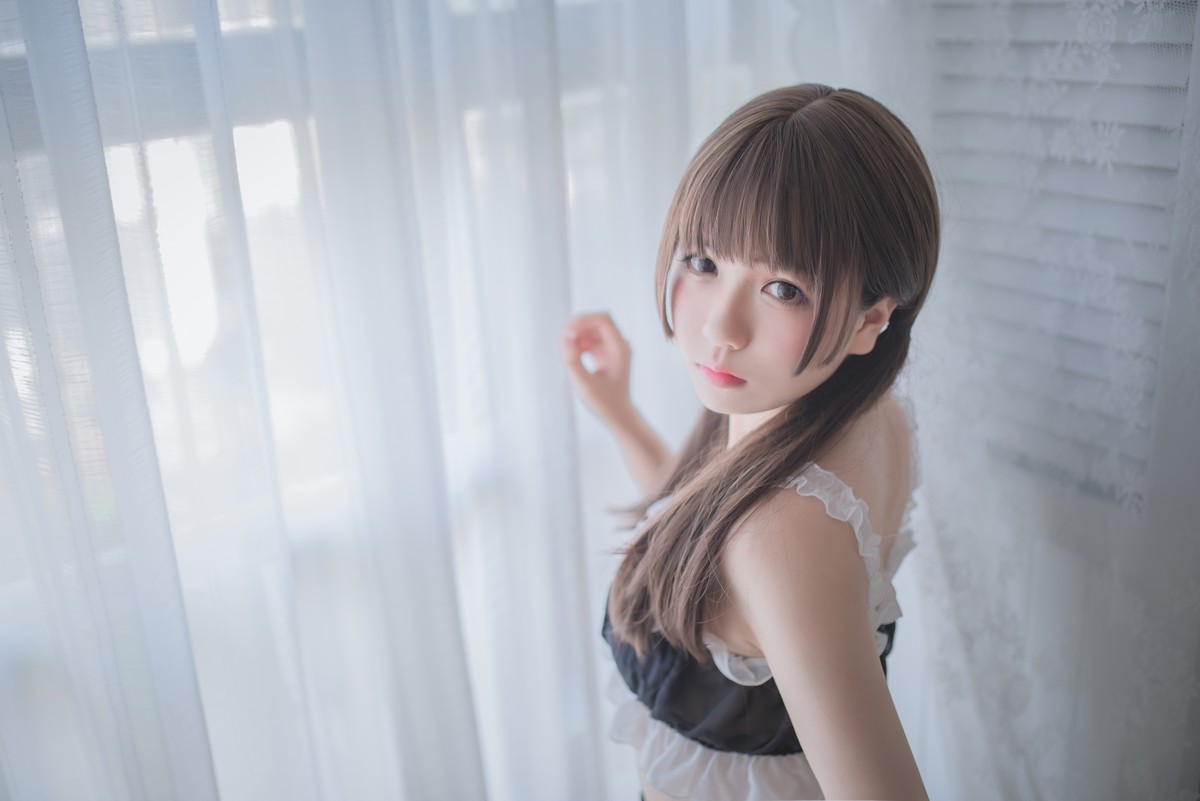 xgyw.top_网红Coser白金Saki私房吊带袜主题性感黑色女仆内衣配黑色蕾丝吊袜诱惑写真25P