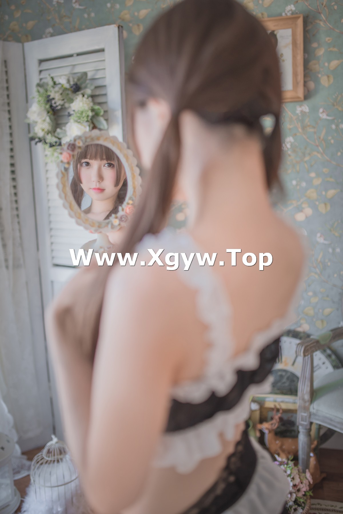 xgyw.top_网红Coser白金Saki私房吊带袜主题性感黑色女仆内衣配黑色蕾丝吊袜诱惑写真25P