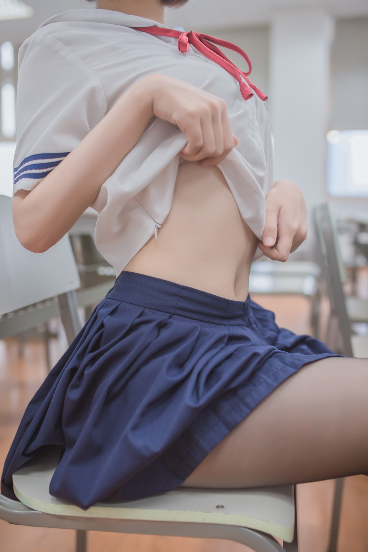 xgyw.top_网红Coser白金Saki可爱蘑菇头主题教室里性感学生短裙配超薄黑丝迷人诱惑写真26P