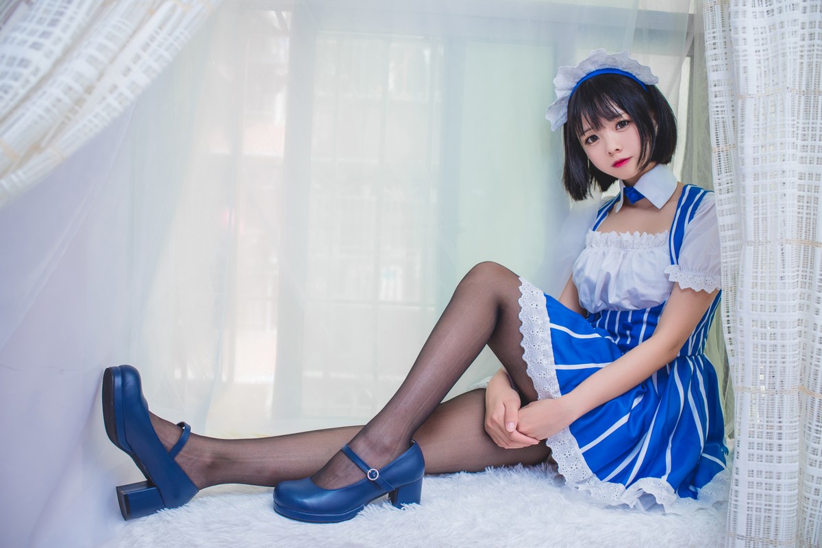 xgyw.top_网红Coser白金Saki三个女仆合集主题性感姐妹花女仆装配黑丝秀美腿诱惑写真21P