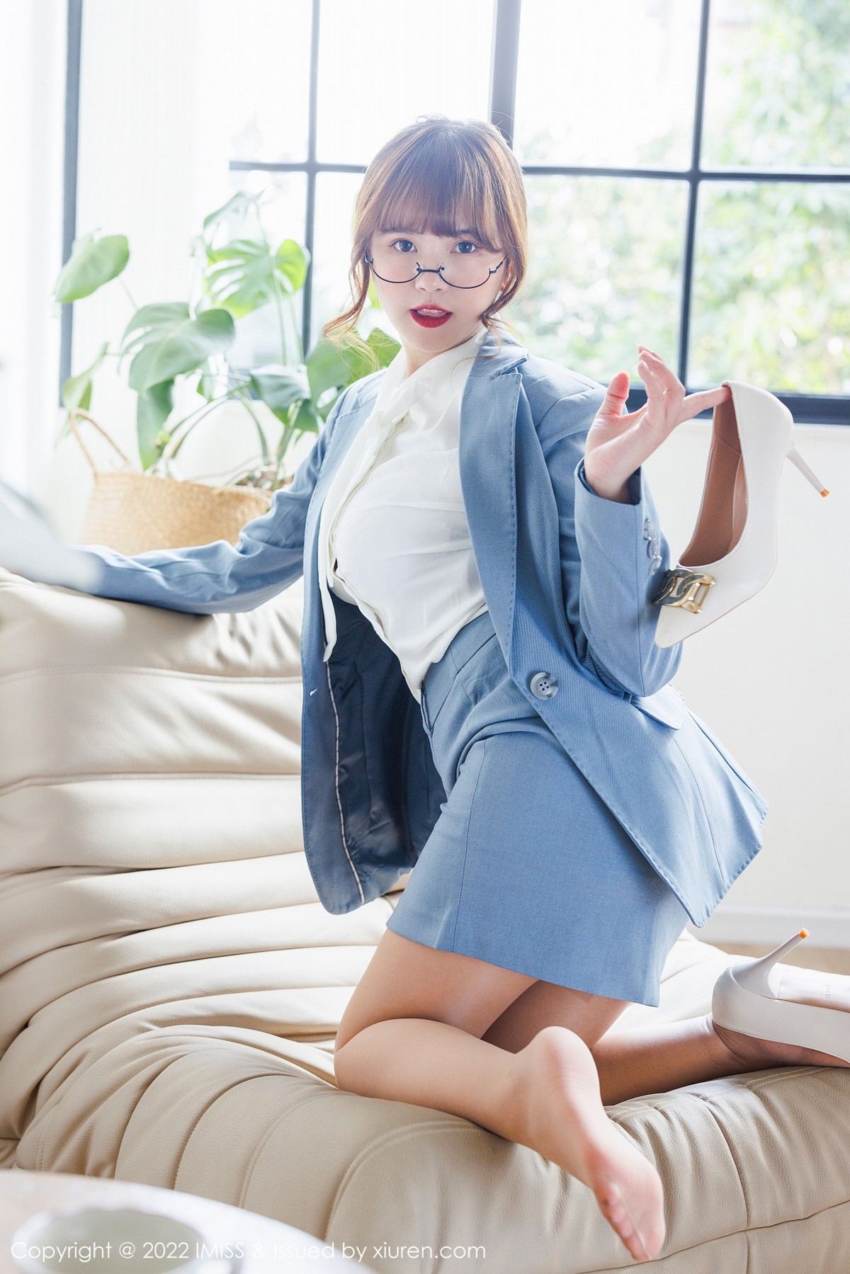 xgyw.top_[IMISS爱蜜社]Vol.658_模特张思允私房半脱露红色蕾丝内衣配肉丝裤袜极致魅惑写真63P
