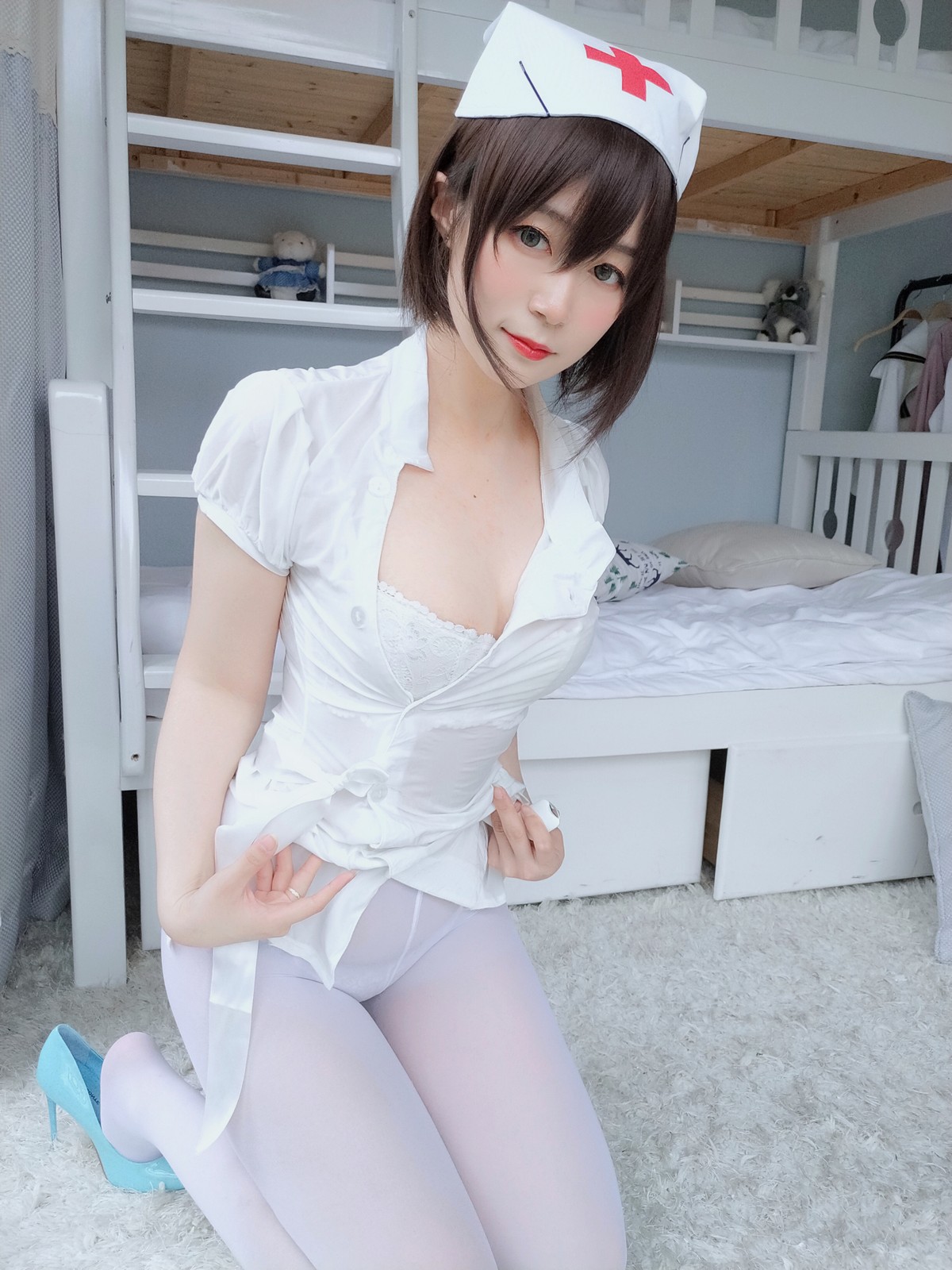 xgyw.top_Coser小姐姐白银81白丝主题私房性感护士装配超薄白丝裤袜秀翘臀撩人诱惑写真51P