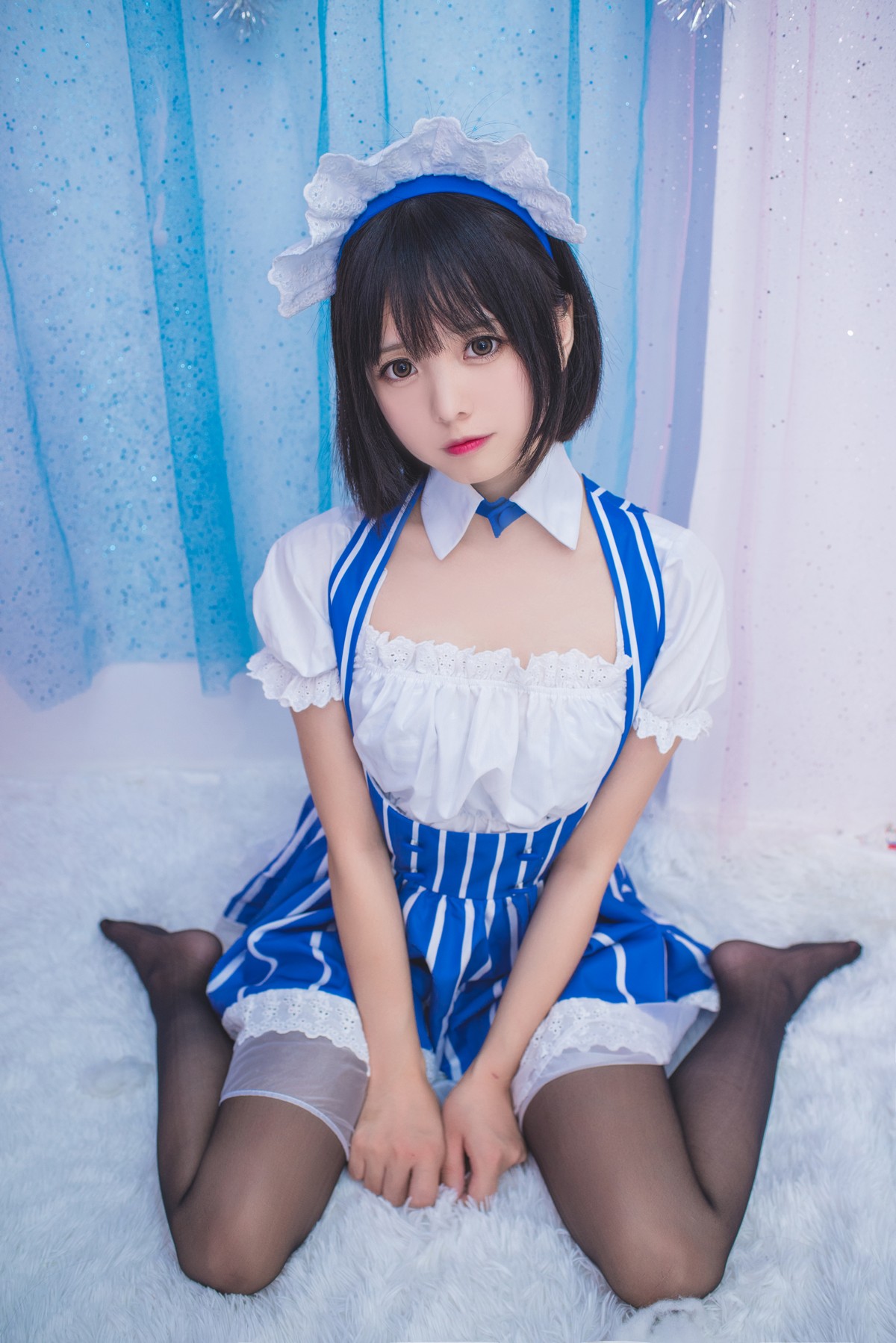 xgyw.top_网红Coser白金Saki三个女仆合集主题性感姐妹花女仆装配黑丝秀美腿诱惑写真21P