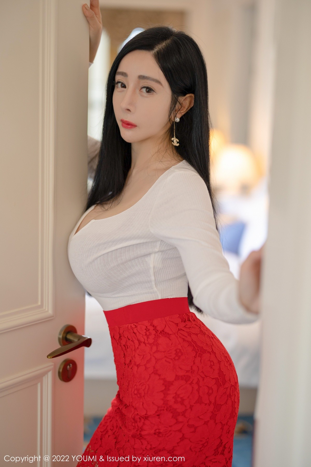 xgyw.top_[YouMi尤蜜荟]Vol.746_模特允爾脱白色低胸服饰露性感红色内衣秀丰满身材诱惑写真68P