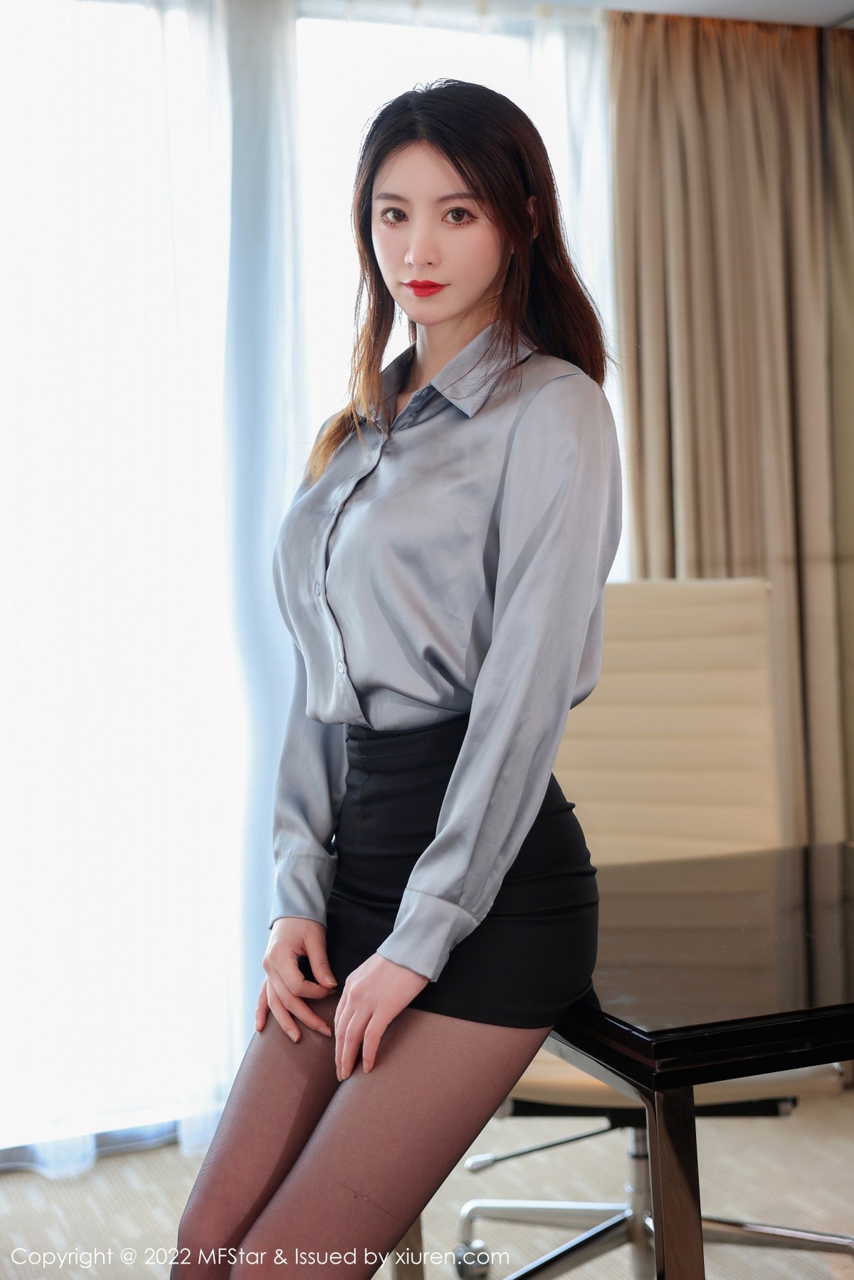 xgyw.top_[MFStar模范学院]Vol.550_模特yoo优优海南岛旅拍性感上衣配黑短裙露黑丝裤袜诱惑写真60P