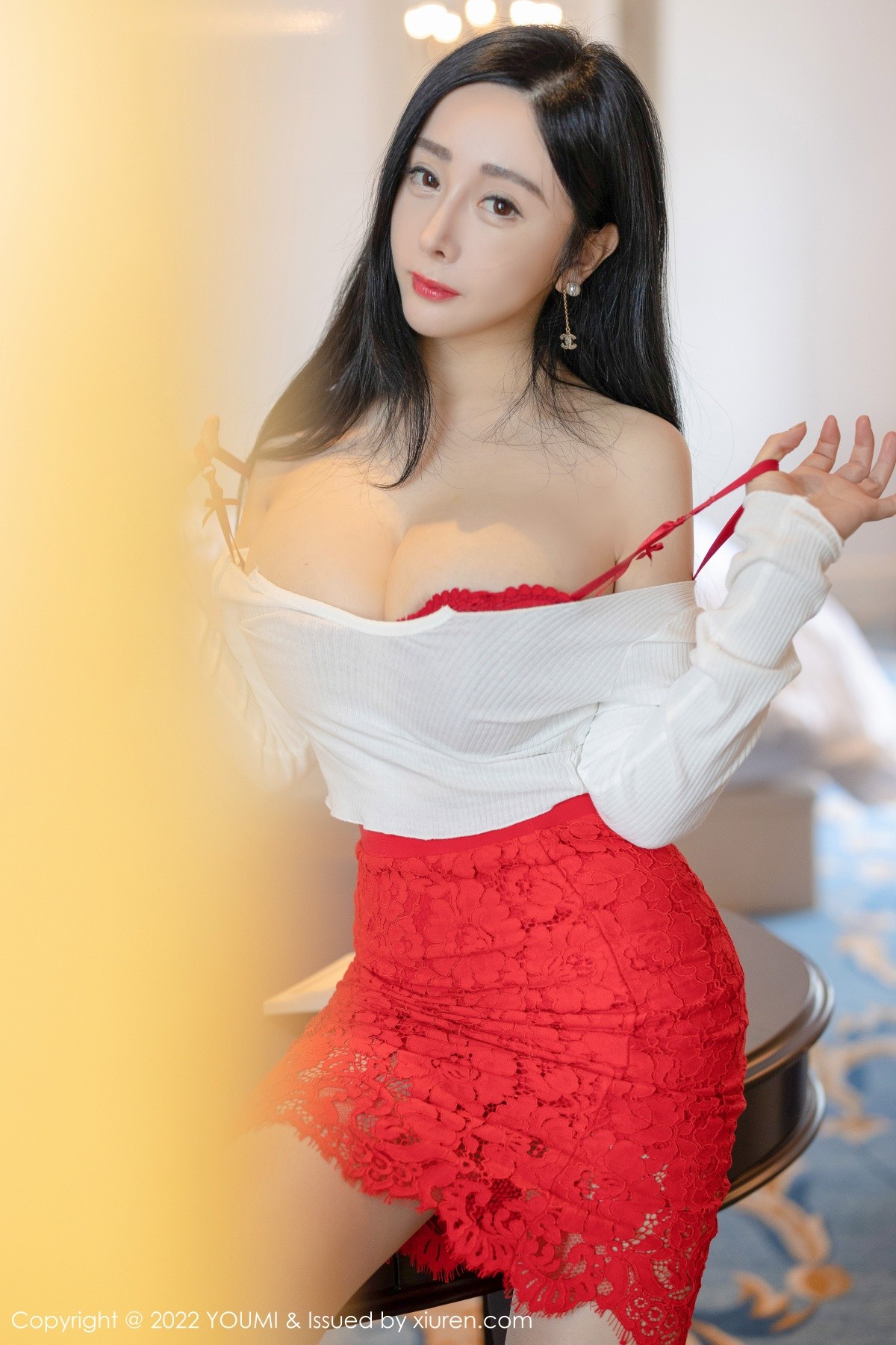xgyw.top_[YouMi尤蜜荟]Vol.746_模特允爾脱白色低胸服饰露性感红色内衣秀丰满身材诱惑写真68P