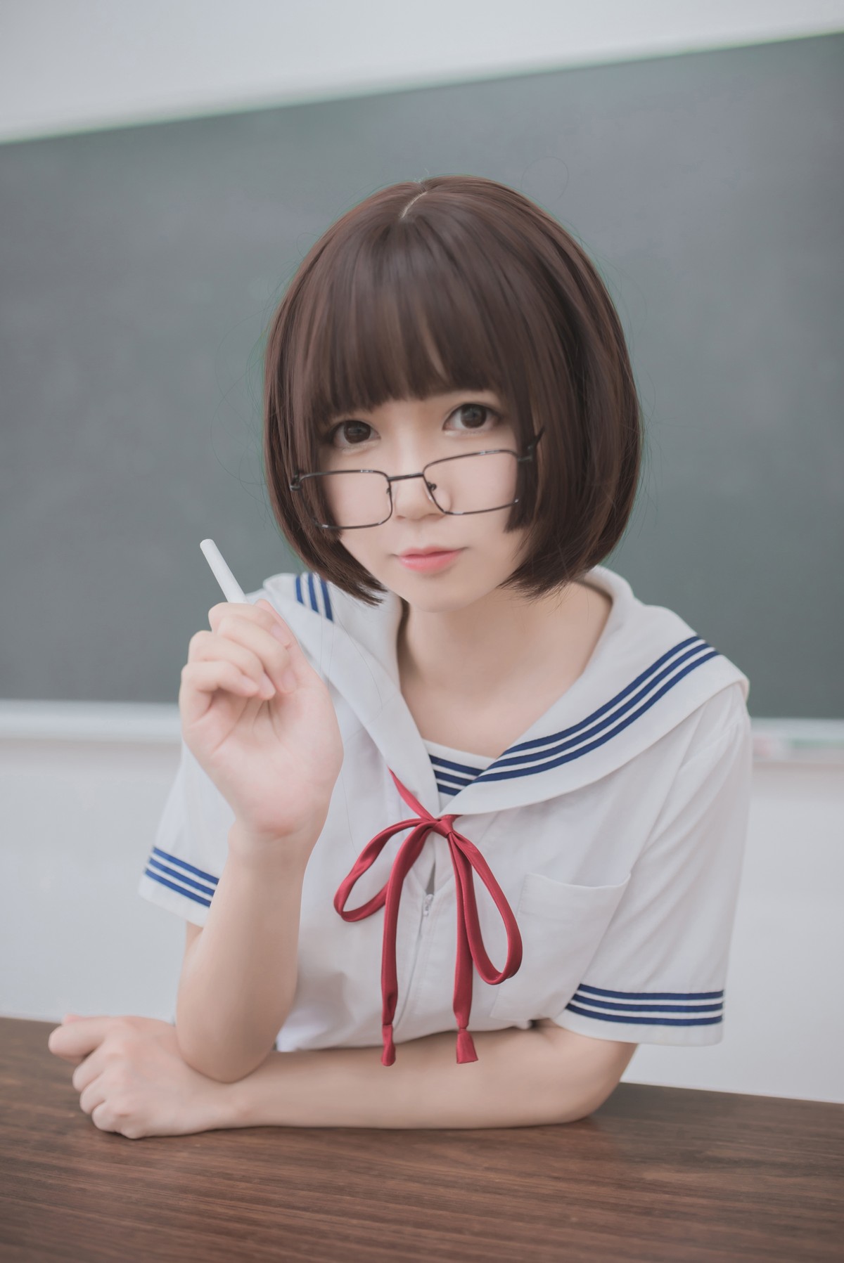 xgyw.top_网红Coser白金Saki可爱蘑菇头主题教室里性感学生短裙配超薄黑丝迷人诱惑写真26P