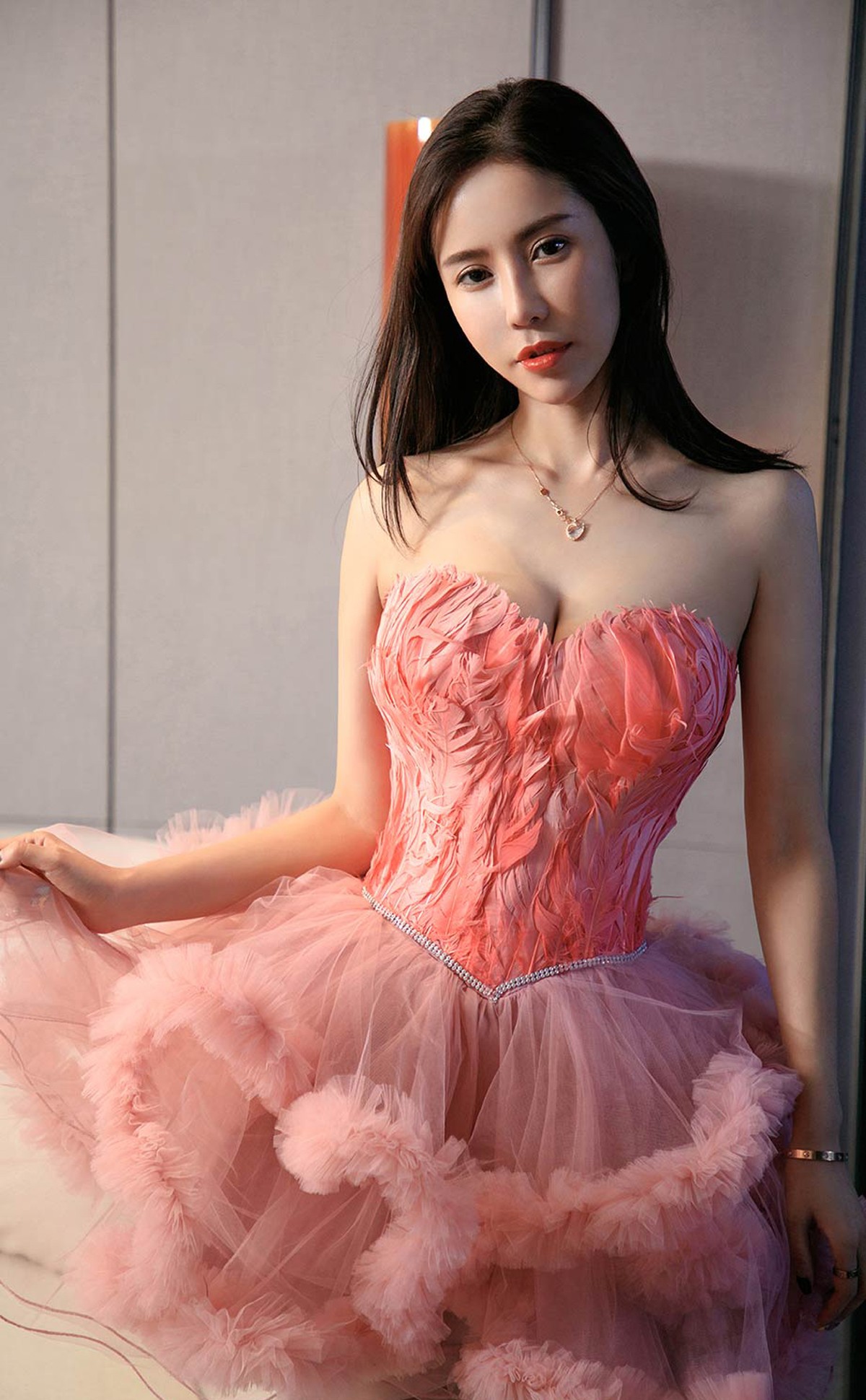xgyw.top_[Ugirls爱尤物]No.2260_模特田小燕性感黑色情趣内衣配黑丝吊袜秀丰满身材诱惑写真35P