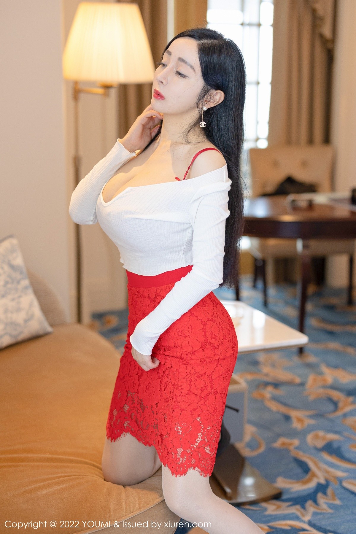 xgyw.top_[YouMi尤蜜荟]Vol.746_模特允爾脱白色低胸服饰露性感红色内衣秀丰满身材诱惑写真68P