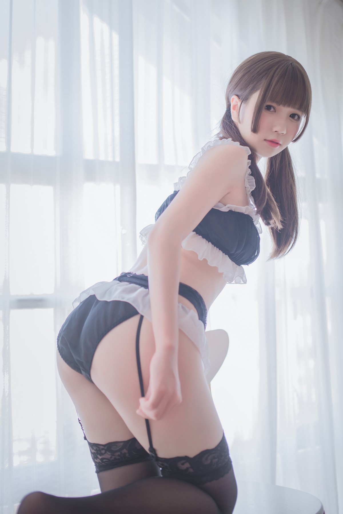 xgyw.top_网红Coser白金Saki私房吊带袜主题性感黑色女仆内衣配黑色蕾丝吊袜诱惑写真25P