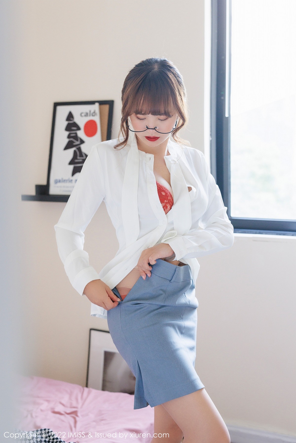 xgyw.top_[IMISS爱蜜社]Vol.658_模特张思允私房半脱露红色蕾丝内衣配肉丝裤袜极致魅惑写真63P