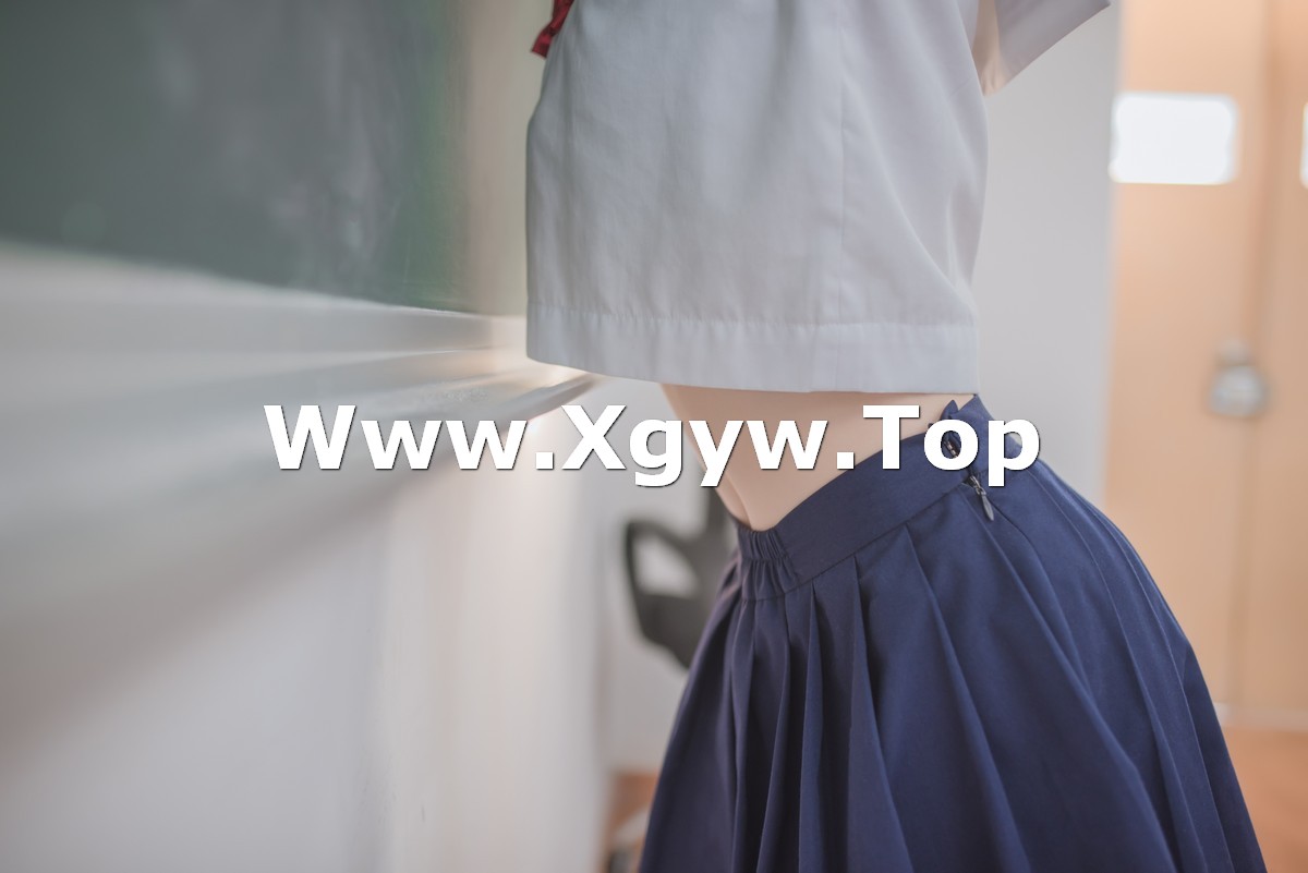 xgyw.top_网红Coser白金Saki可爱蘑菇头主题教室里性感学生短裙配超薄黑丝迷人诱惑写真26P