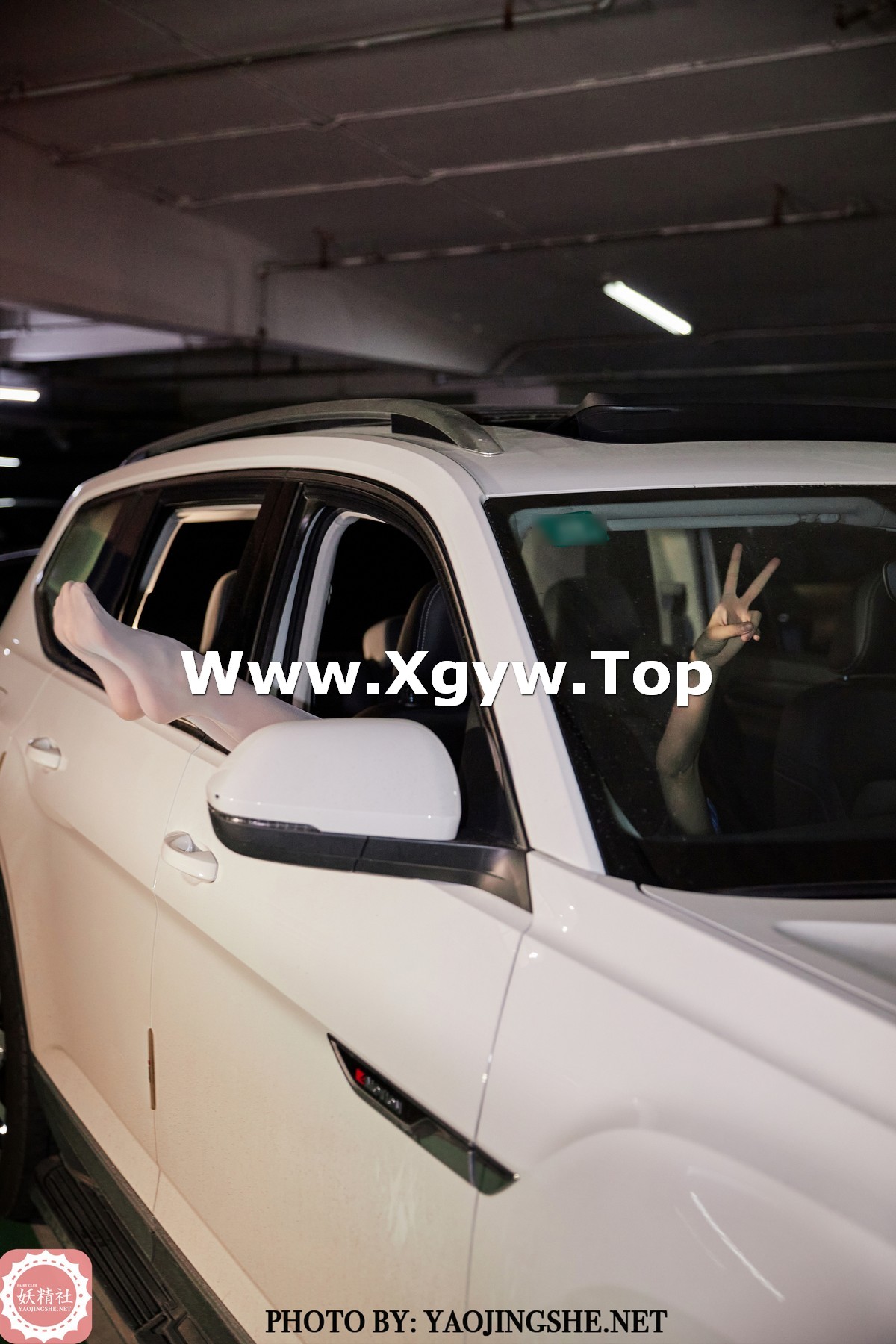 xgyw.top_[妖精社]B2119_模特苏伟停车场里风景主题外套下超薄无内连体肉丝惹火诱惑写真52P