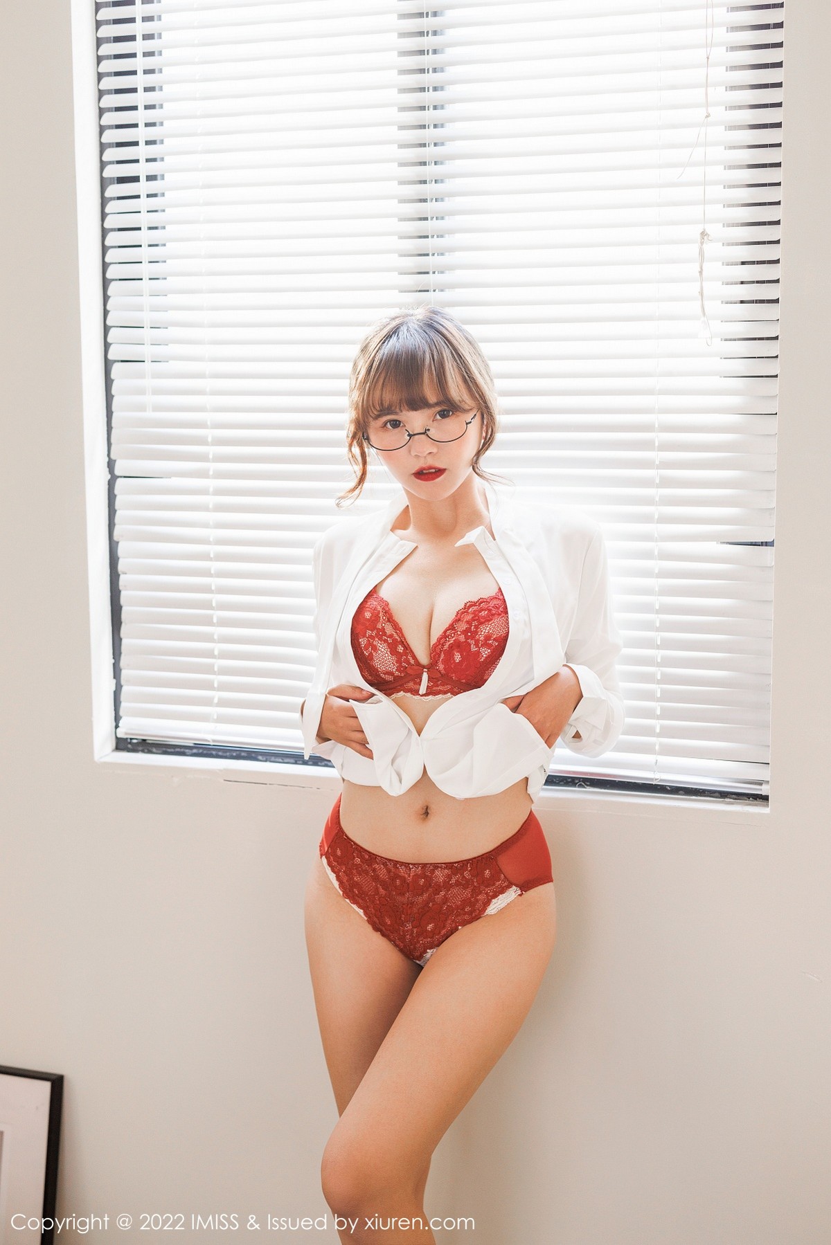 xgyw.top_[IMISS爱蜜社]Vol.658_模特张思允私房半脱露红色蕾丝内衣配肉丝裤袜极致魅惑写真63P