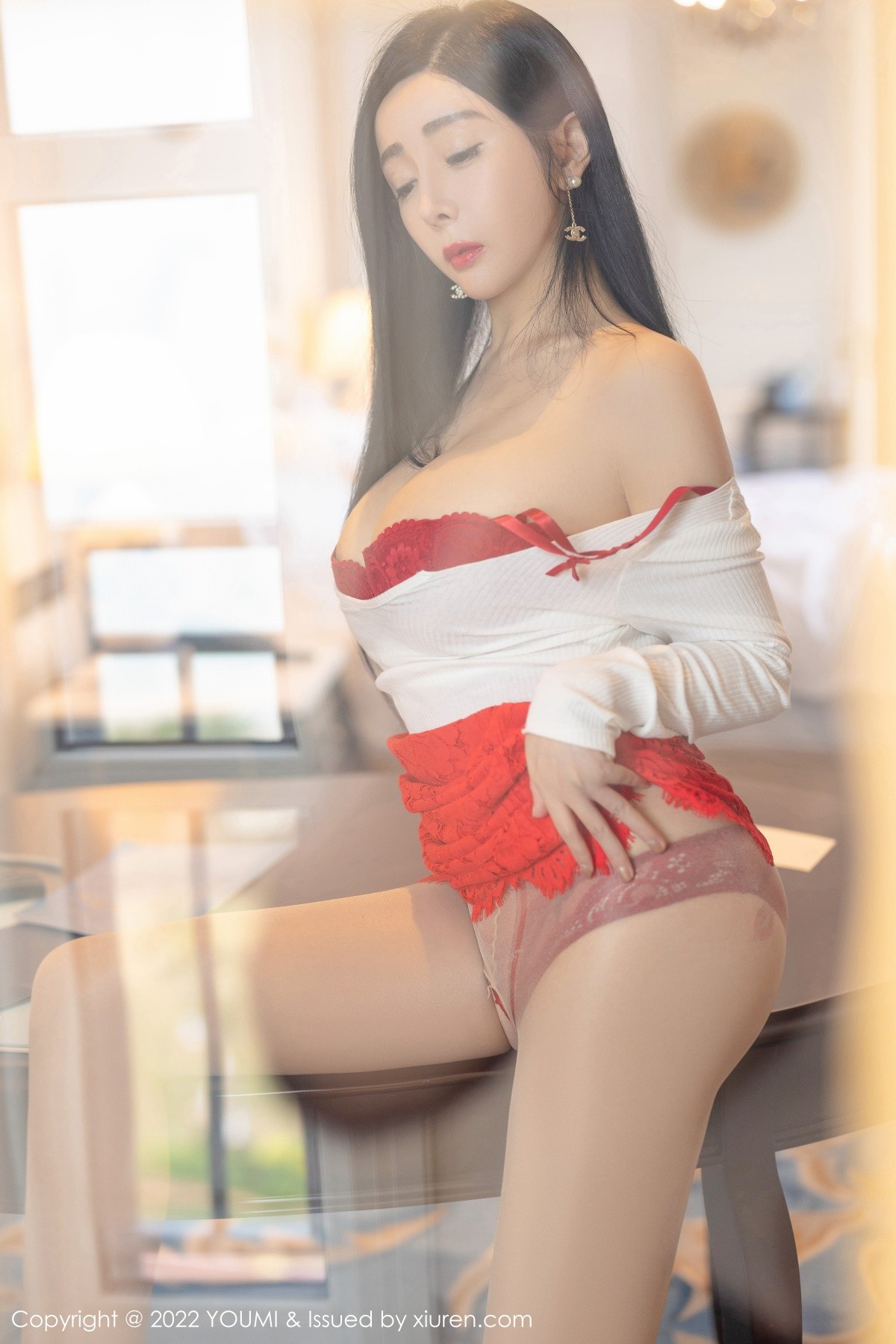 xgyw.top_[YouMi尤蜜荟]Vol.746_模特允爾脱白色低胸服饰露性感红色内衣秀丰满身材诱惑写真68P