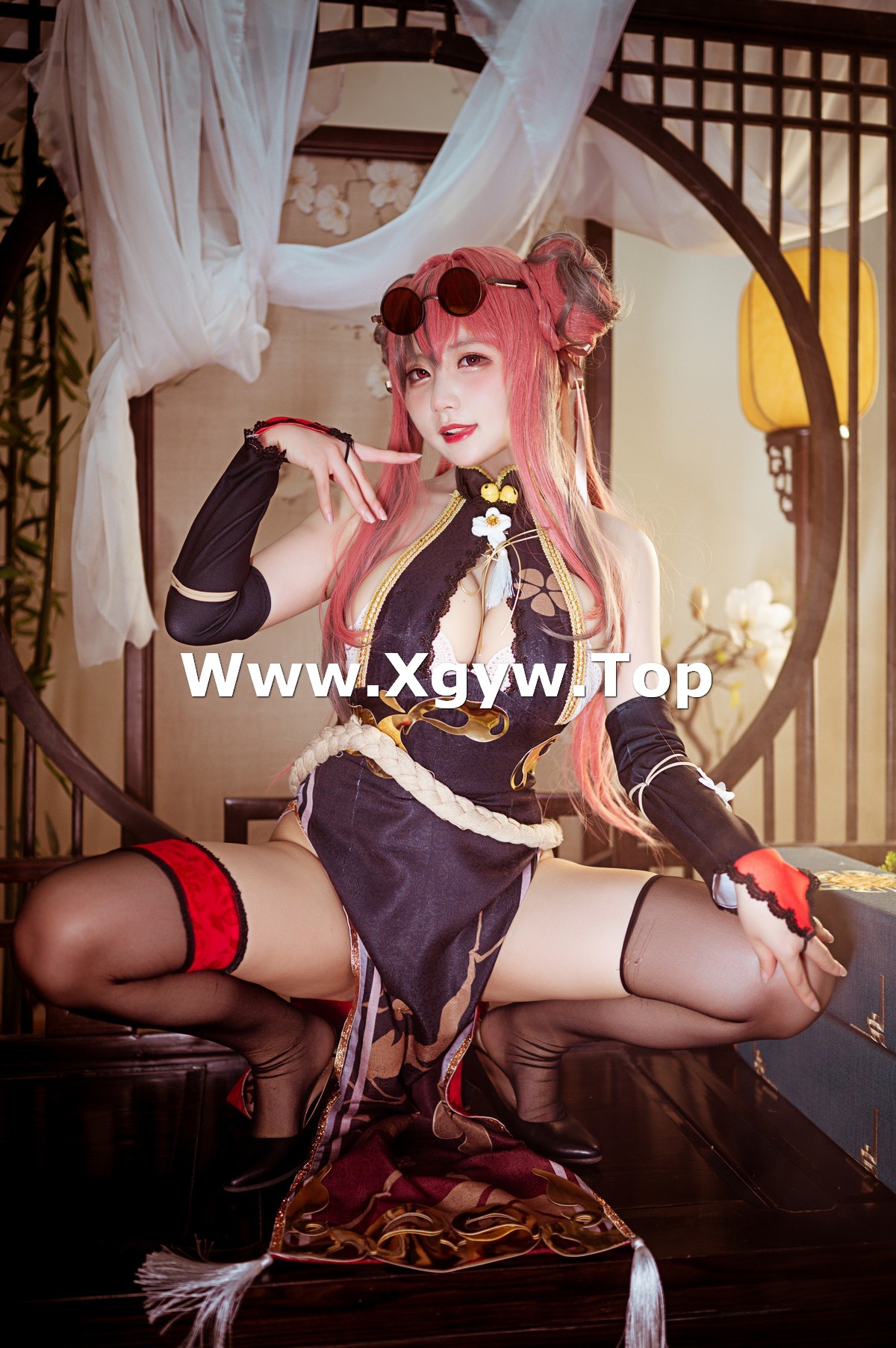 xgyw.top_网络美女是一只熊仔布莱默顿功夫少女主题性感服饰露白色蕾丝内衣诱惑写真30P