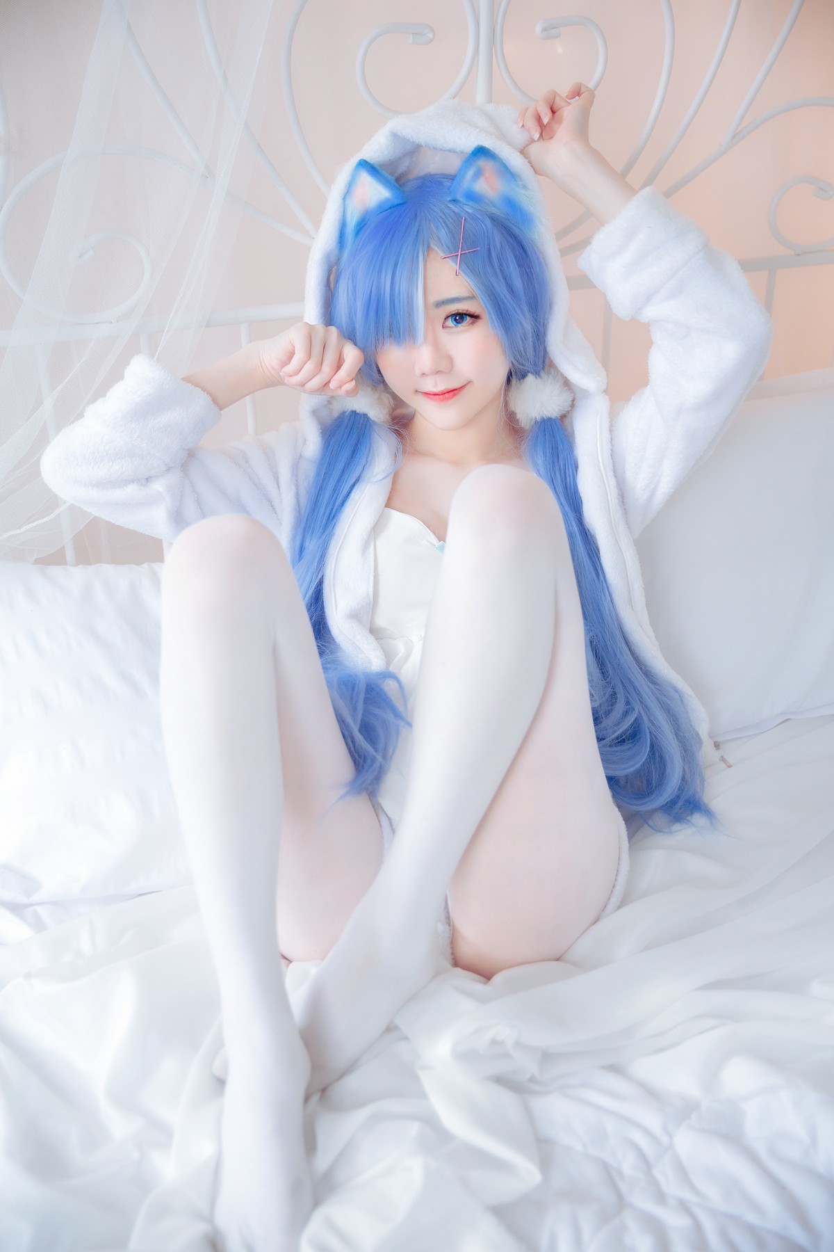 xgyw.top_网络美女Sally多啦雪猫女郎Cos主题私房床上性感服饰半脱秀完美身材诱惑写真49P