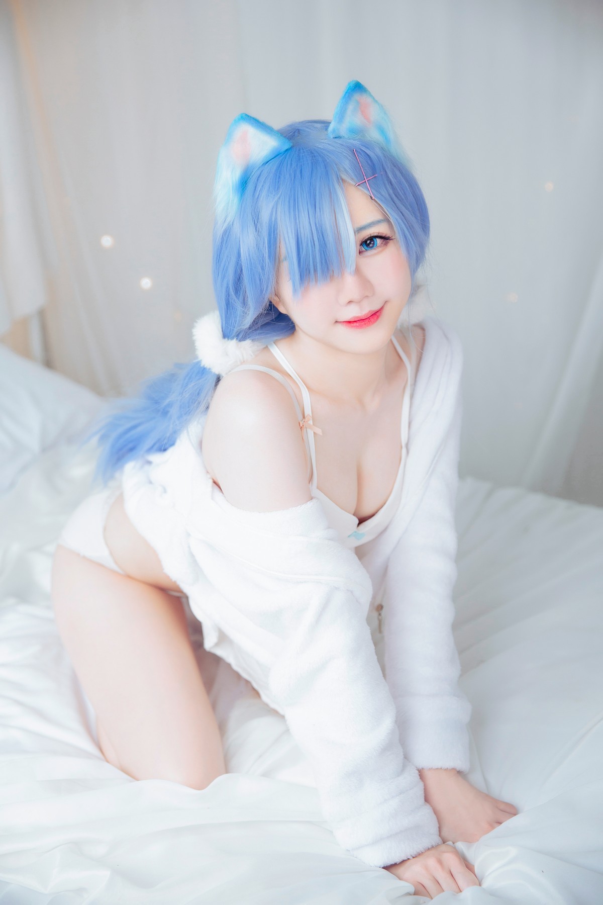 xgyw.top_网络美女Sally多啦雪猫女郎Cos主题私房床上性感服饰半脱秀完美身材诱惑写真49P