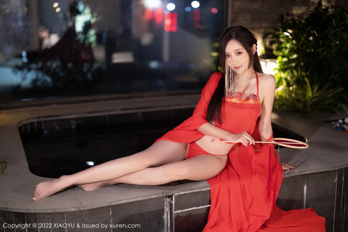 xgyw.top_[XiaoYu画语界]Vol.708_女神王馨瑶yanni户外红色古典长衫半脱露性感肚兜极致诱惑写真60P