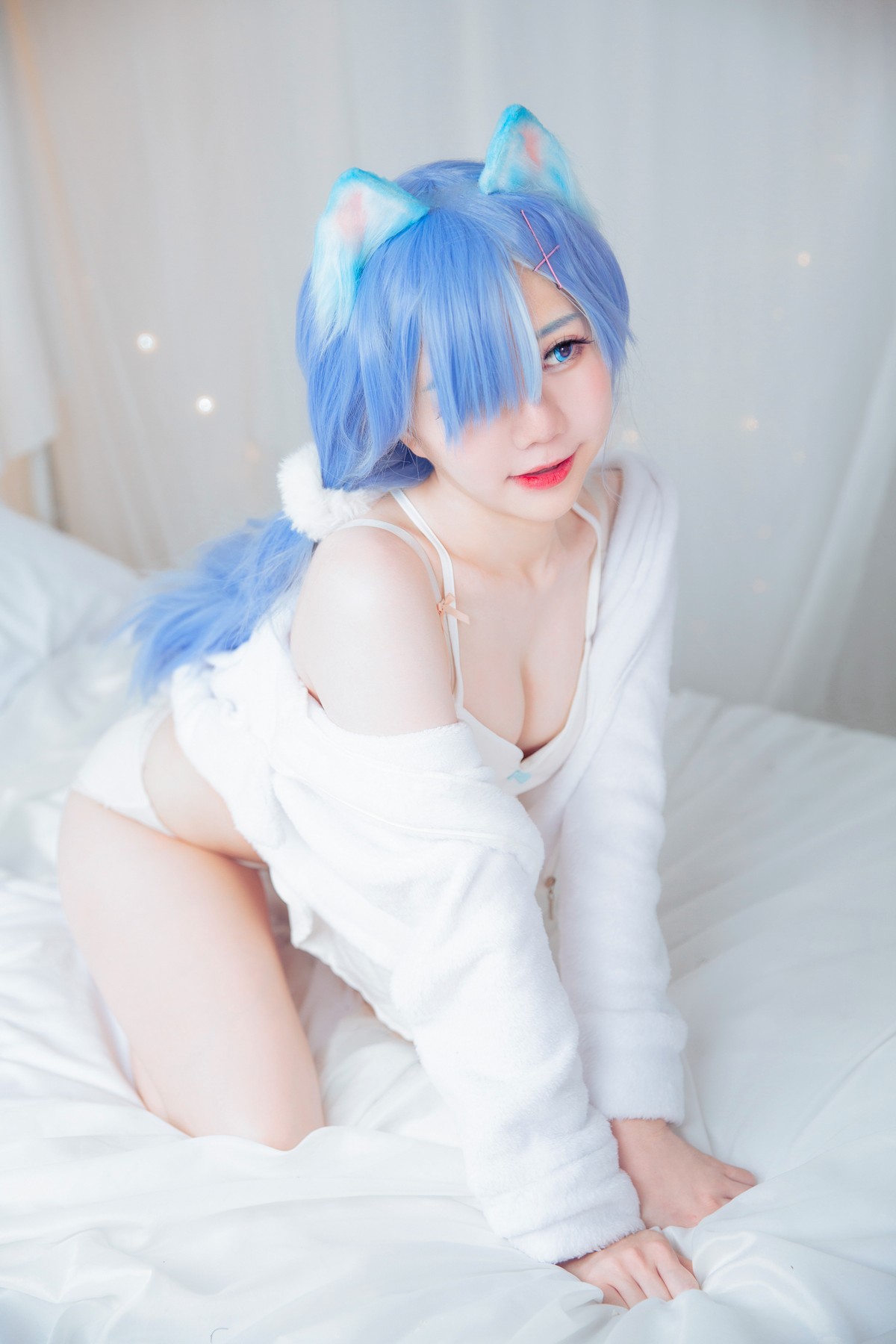 xgyw.top_网络美女Sally多啦雪猫女郎Cos主题私房床上性感服饰半脱秀完美身材诱惑写真49P
