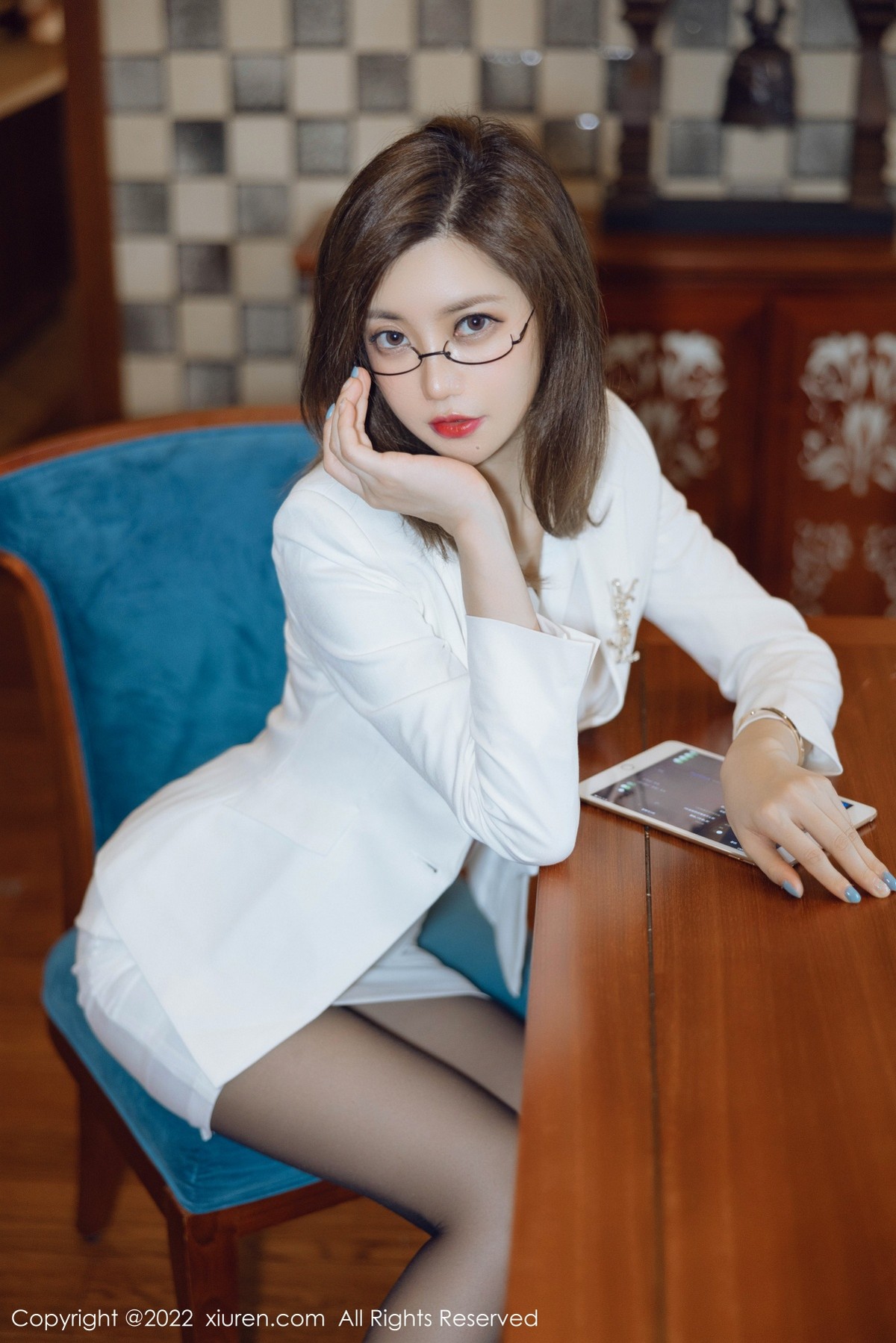 xgyw.top_XiuRen第4544期_女神绮里嘉ula珠三角旅拍脱白色职业装露性感粉色内衣诱惑写真75P