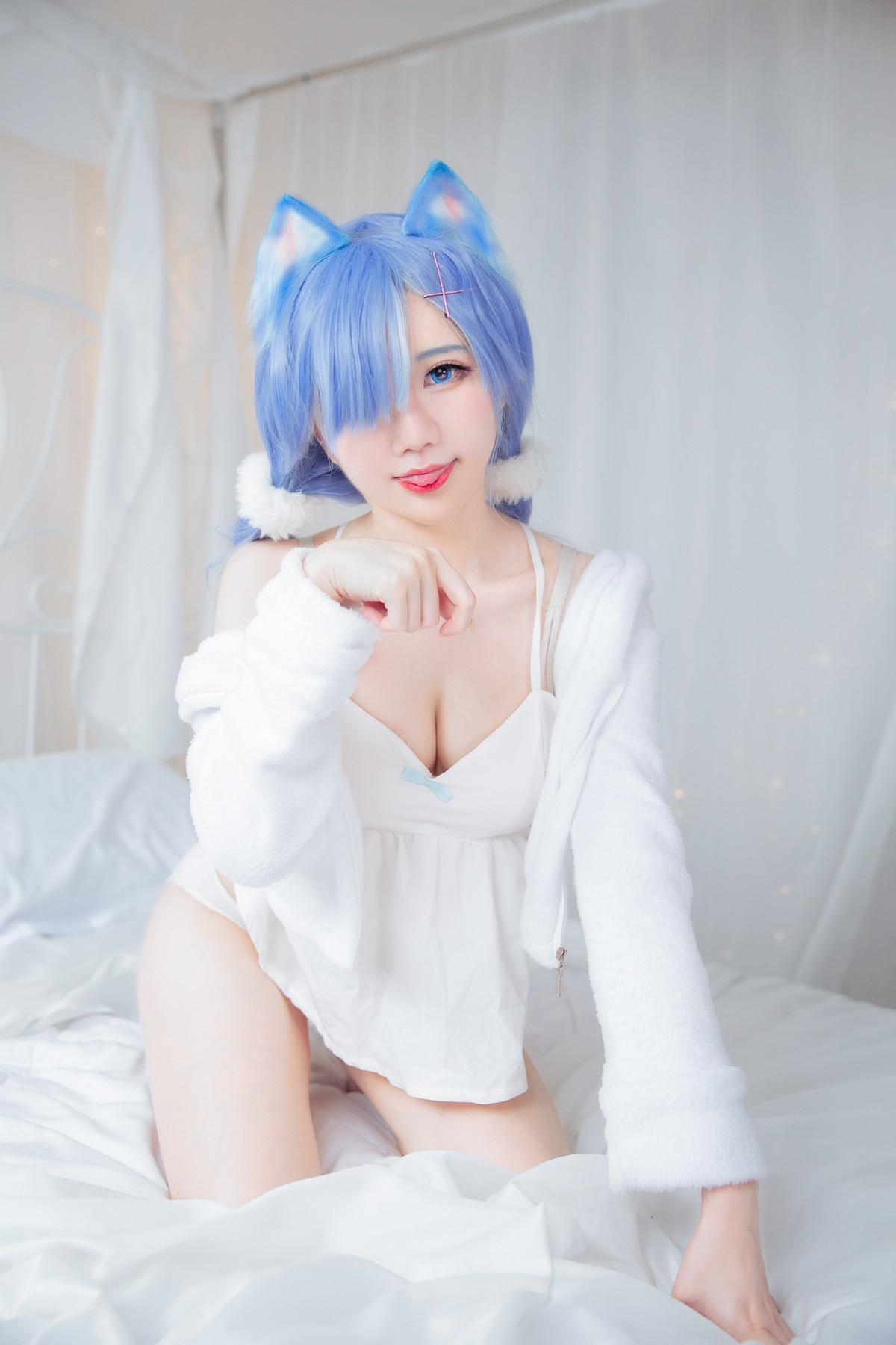 xgyw.top_网络美女Sally多啦雪猫女郎Cos主题私房床上性感服饰半脱秀完美身材诱惑写真49P