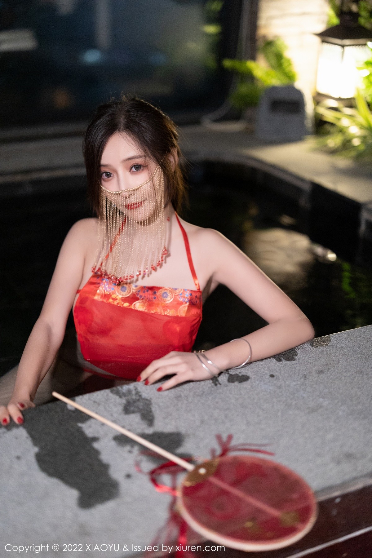 xgyw.top_[XiaoYu画语界]Vol.708_女神王馨瑶yanni户外红色古典长衫半脱露性感肚兜极致诱惑写真60P