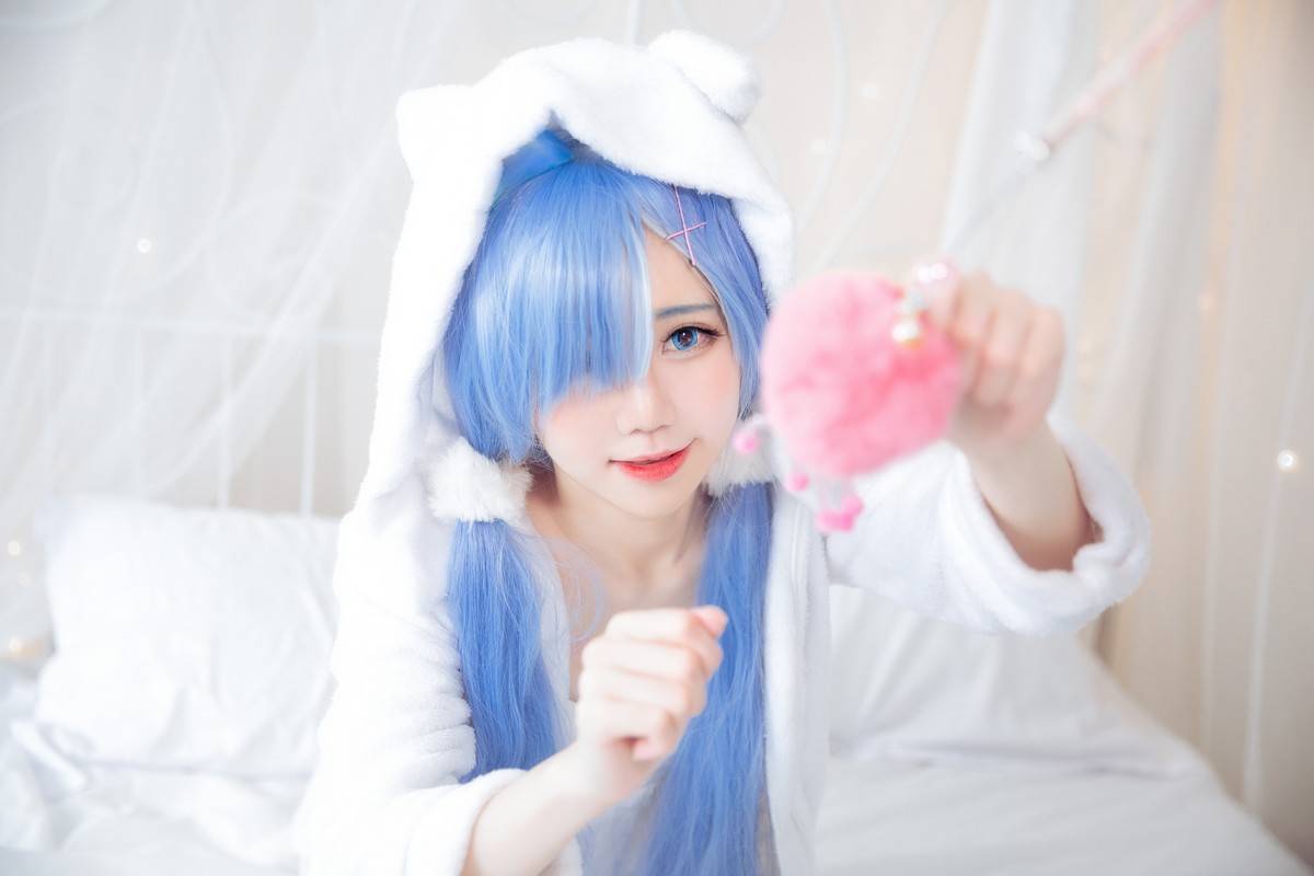 xgyw.top_网络美女Sally多啦雪猫女郎Cos主题私房床上性感服饰半脱秀完美身材诱惑写真49P