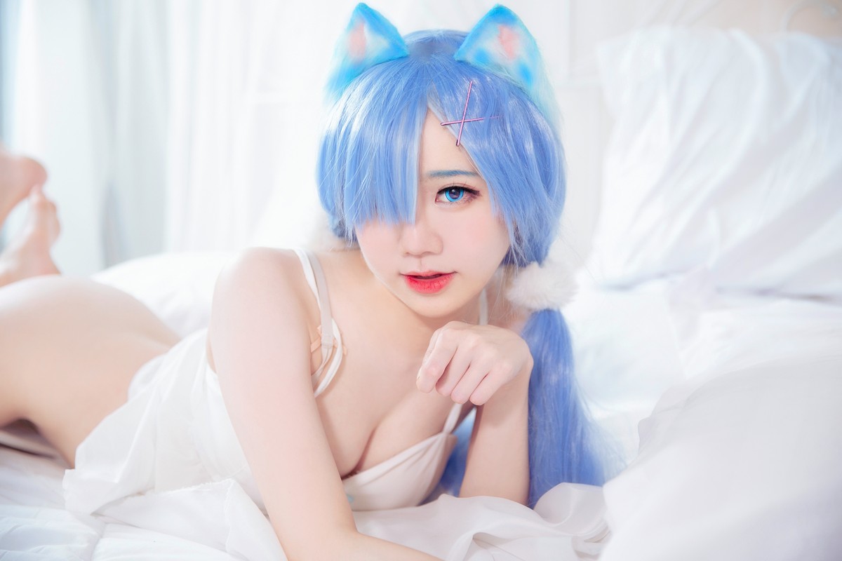 xgyw.top_网络美女Sally多啦雪猫女郎Cos主题私房床上性感服饰半脱秀完美身材诱惑写真49P