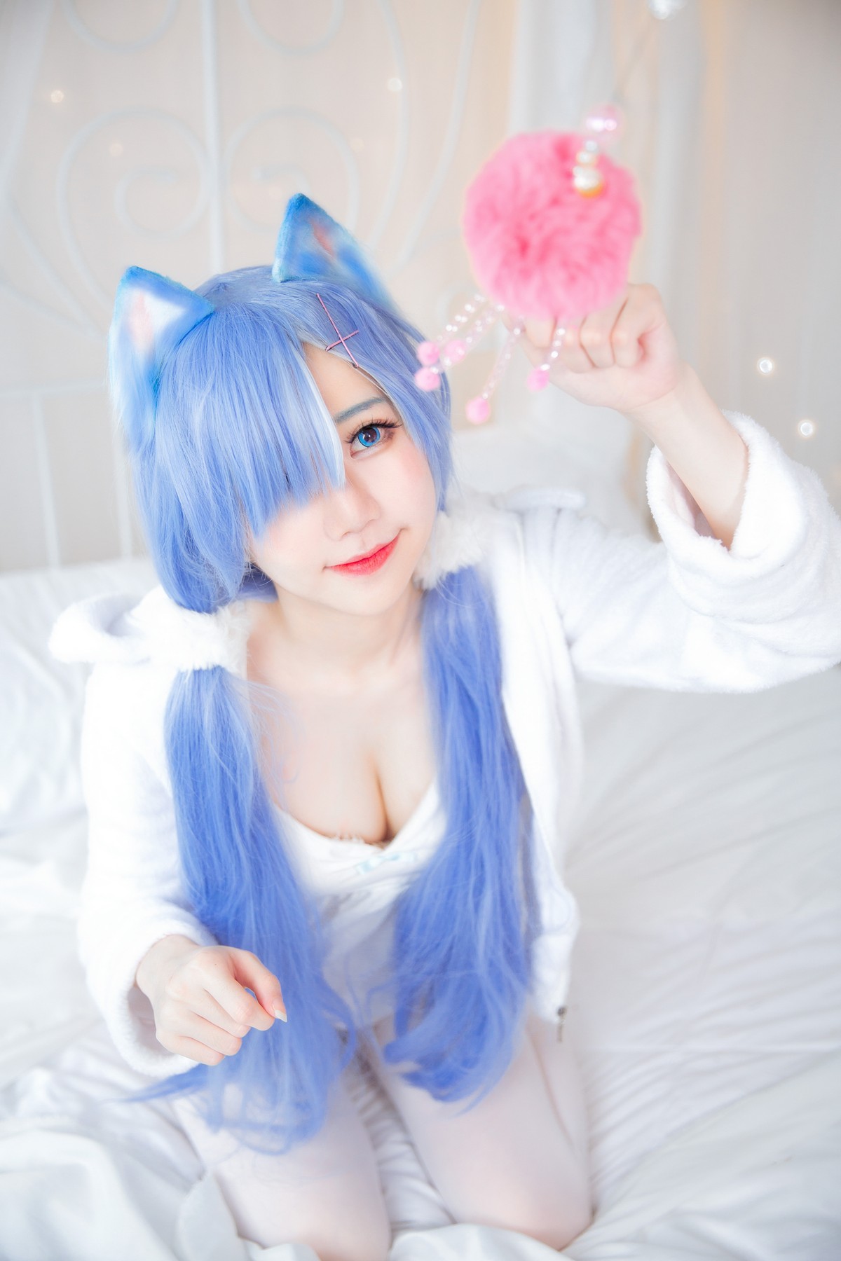 xgyw.top_网络美女Sally多啦雪猫女郎Cos主题私房床上性感服饰半脱秀完美身材诱惑写真49P