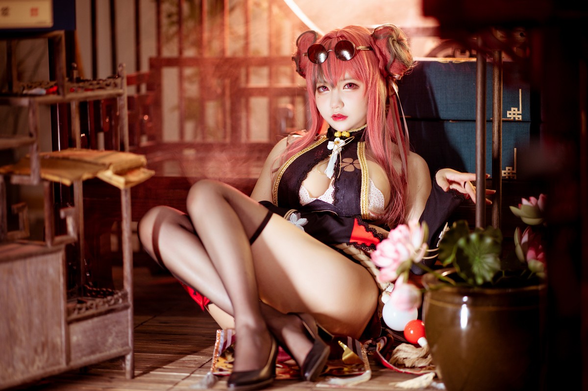 xgyw.top_网络美女是一只熊仔布莱默顿功夫少女主题性感服饰露白色蕾丝内衣诱惑写真30P