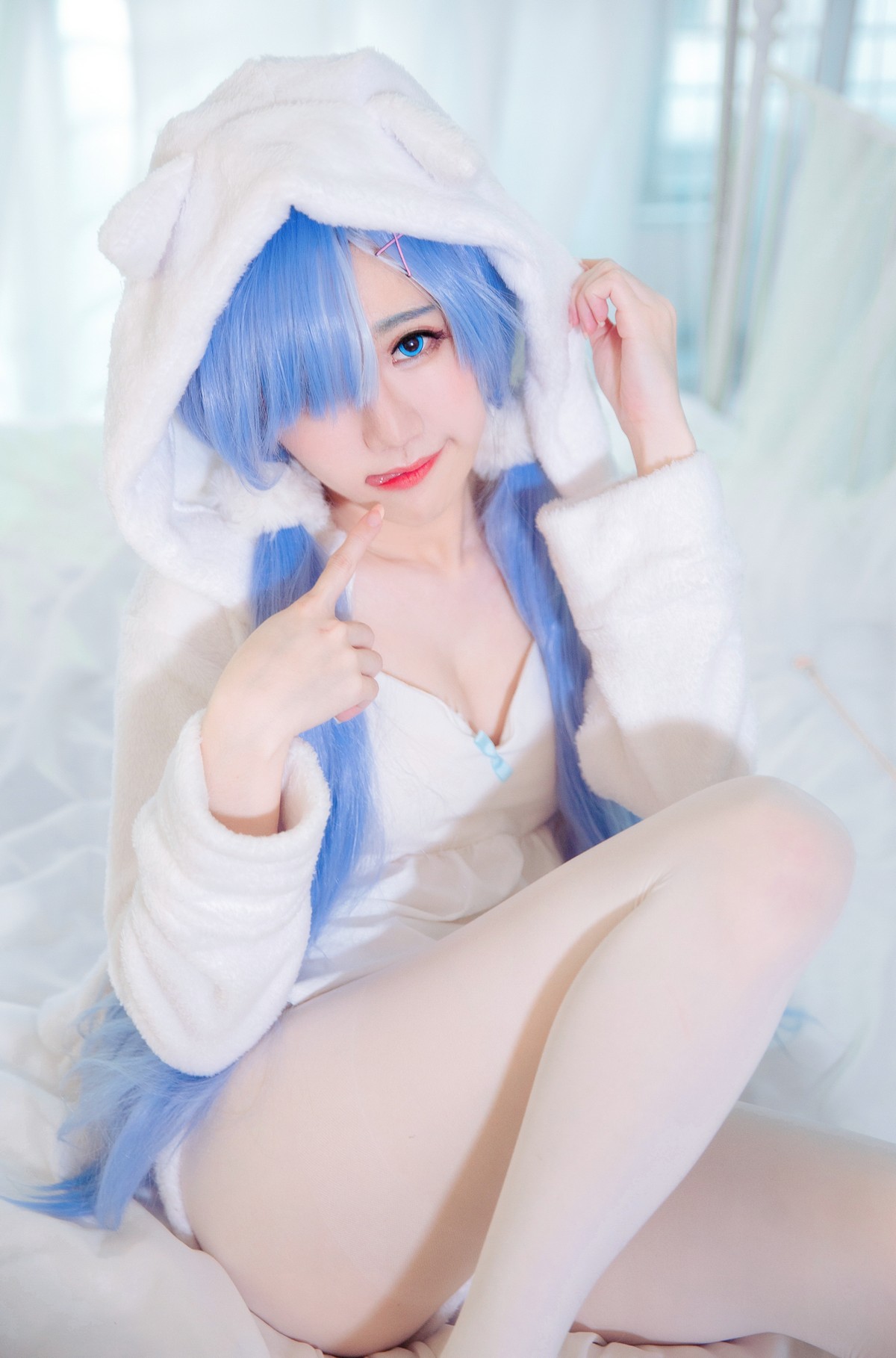 xgyw.top_网络美女Sally多啦雪猫女郎Cos主题私房床上性感服饰半脱秀完美身材诱惑写真49P