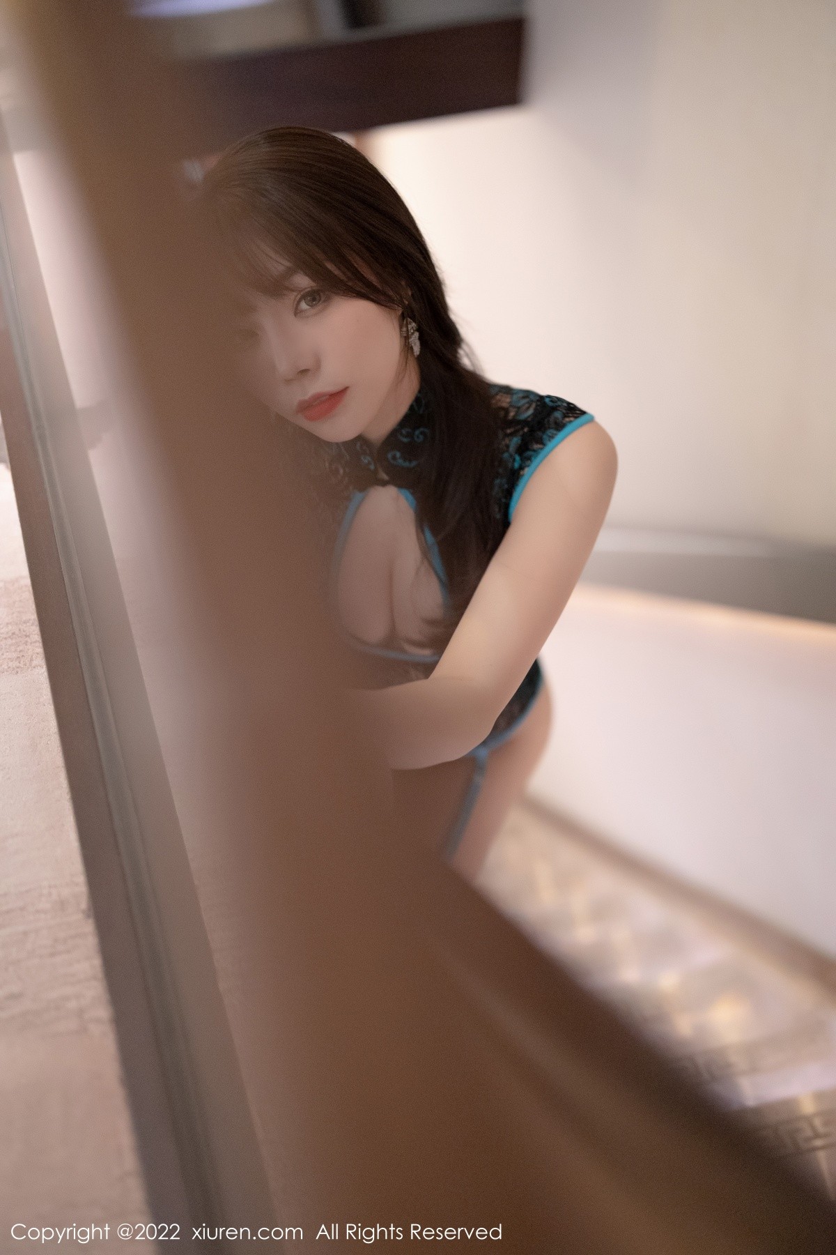 xgyw.top_XiuRen第4543期_女神芝芝Booty性感深色情趣旗袍配黑丝吊袜秀翘臀美腿诱惑写真70P