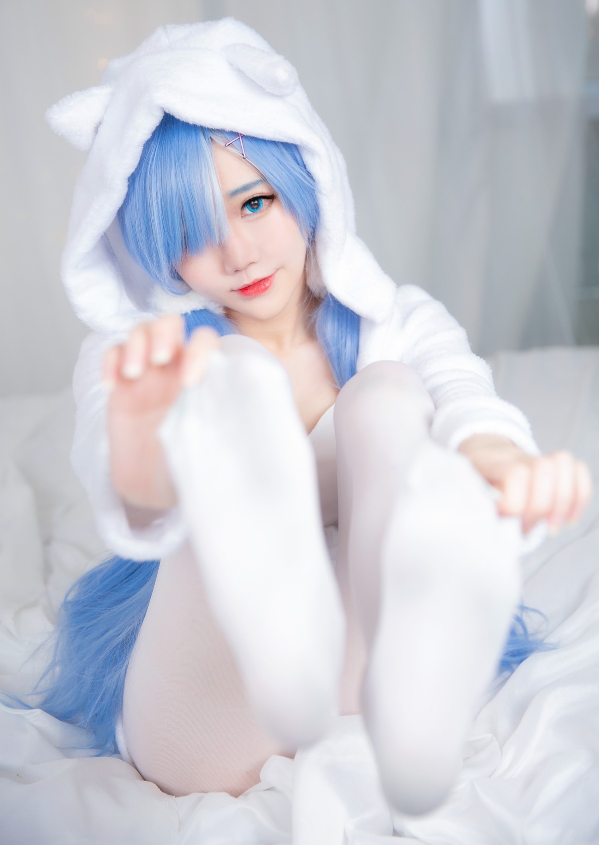 xgyw.top_网络美女Sally多啦雪猫女郎Cos主题私房床上性感服饰半脱秀完美身材诱惑写真49P