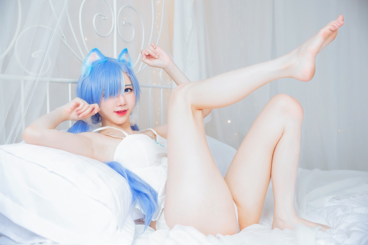 xgyw.top_网络美女Sally多啦雪猫女郎Cos主题私房床上性感服饰半脱秀完美身材诱惑写真49P