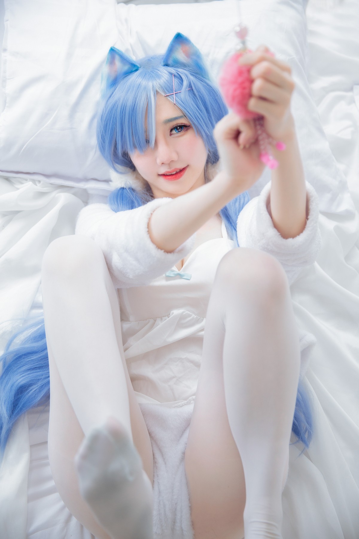 xgyw.top_网络美女Sally多啦雪猫女郎Cos主题私房床上性感服饰半脱秀完美身材诱惑写真49P