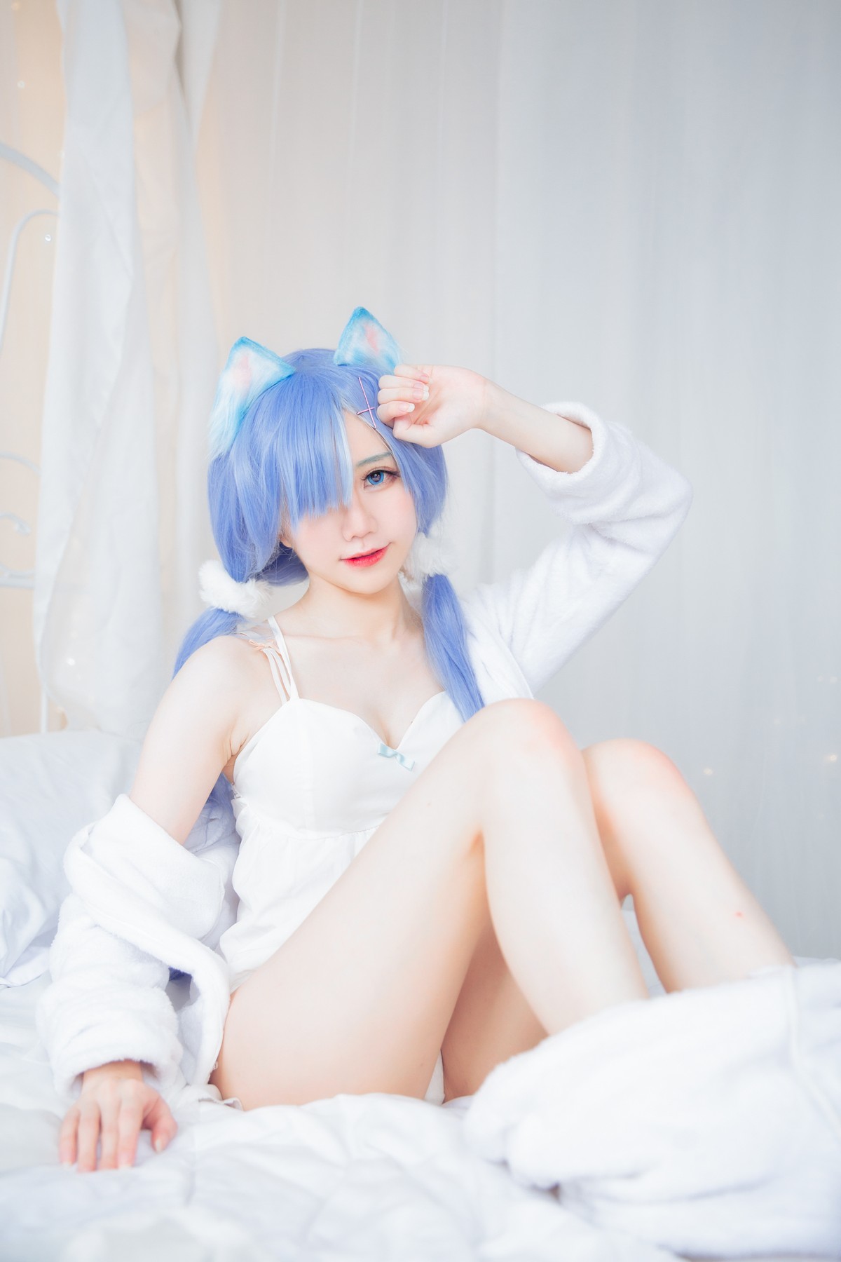 xgyw.top_网络美女Sally多啦雪猫女郎Cos主题私房床上性感服饰半脱秀完美身材诱惑写真49P