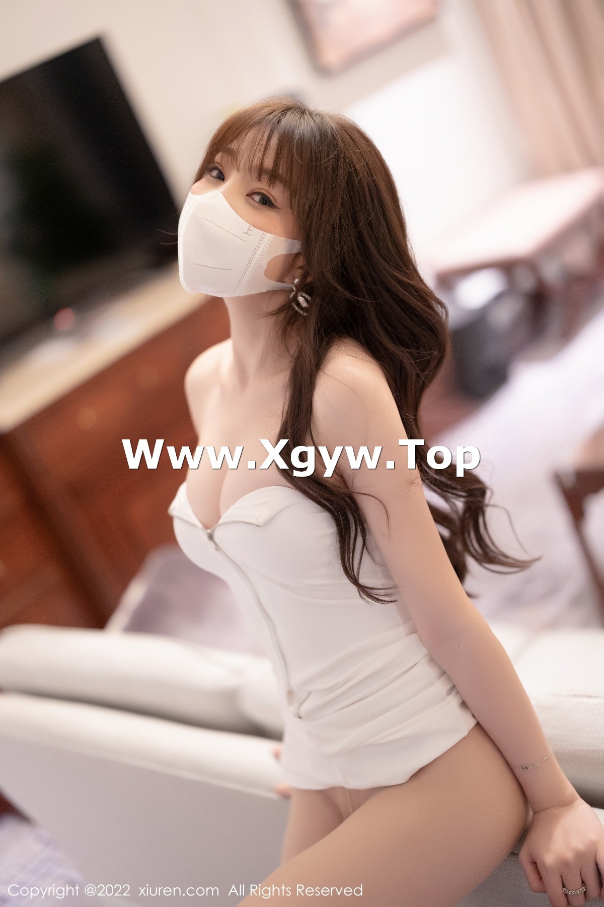 xgyw.top_XiuRen第4550期_女神芝芝Booty白色低胸连衣裙配原色丝袜秀完美身材诱惑写真72P