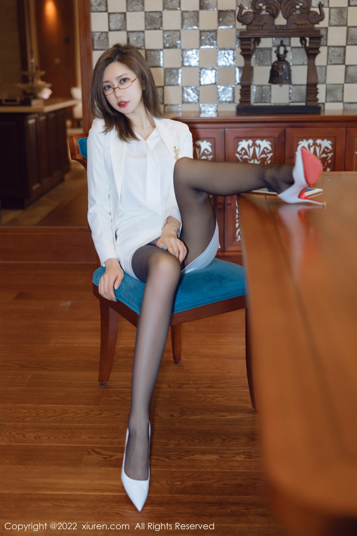 xgyw.top_XiuRen第4544期_女神绮里嘉ula珠三角旅拍脱白色职业装露性感粉色内衣诱惑写真75P