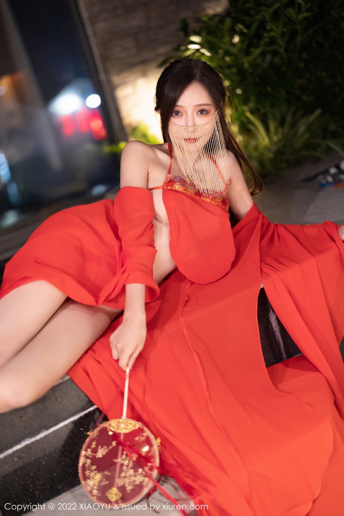 xgyw.top_[XiaoYu画语界]Vol.708_女神王馨瑶yanni户外红色古典长衫半脱露性感肚兜极致诱惑写真60P
