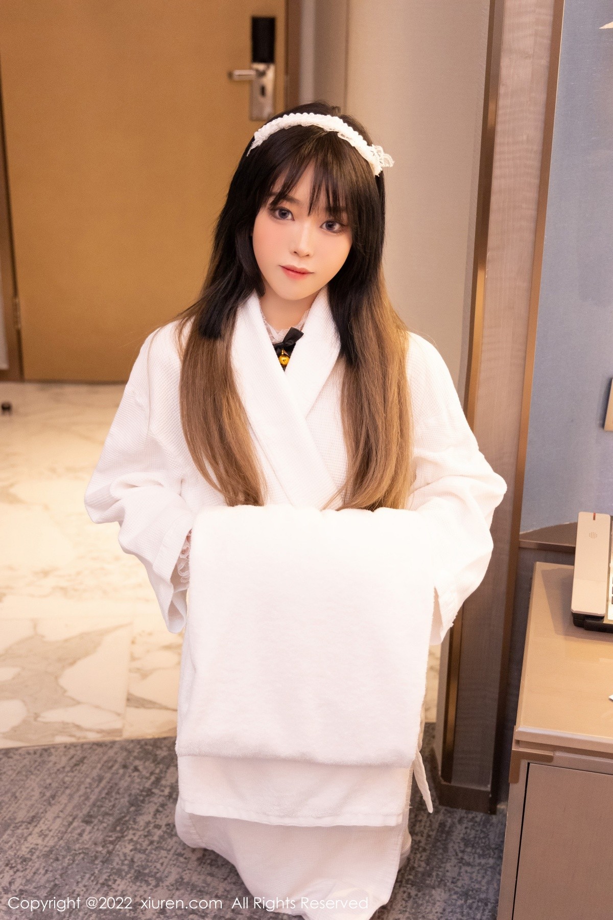 xgyw.top_XiuRen第4535期_模特奶瓶脱白色外套露黑色蕾丝内衣蕾丝袜秀美腿迷人诱惑写真100P